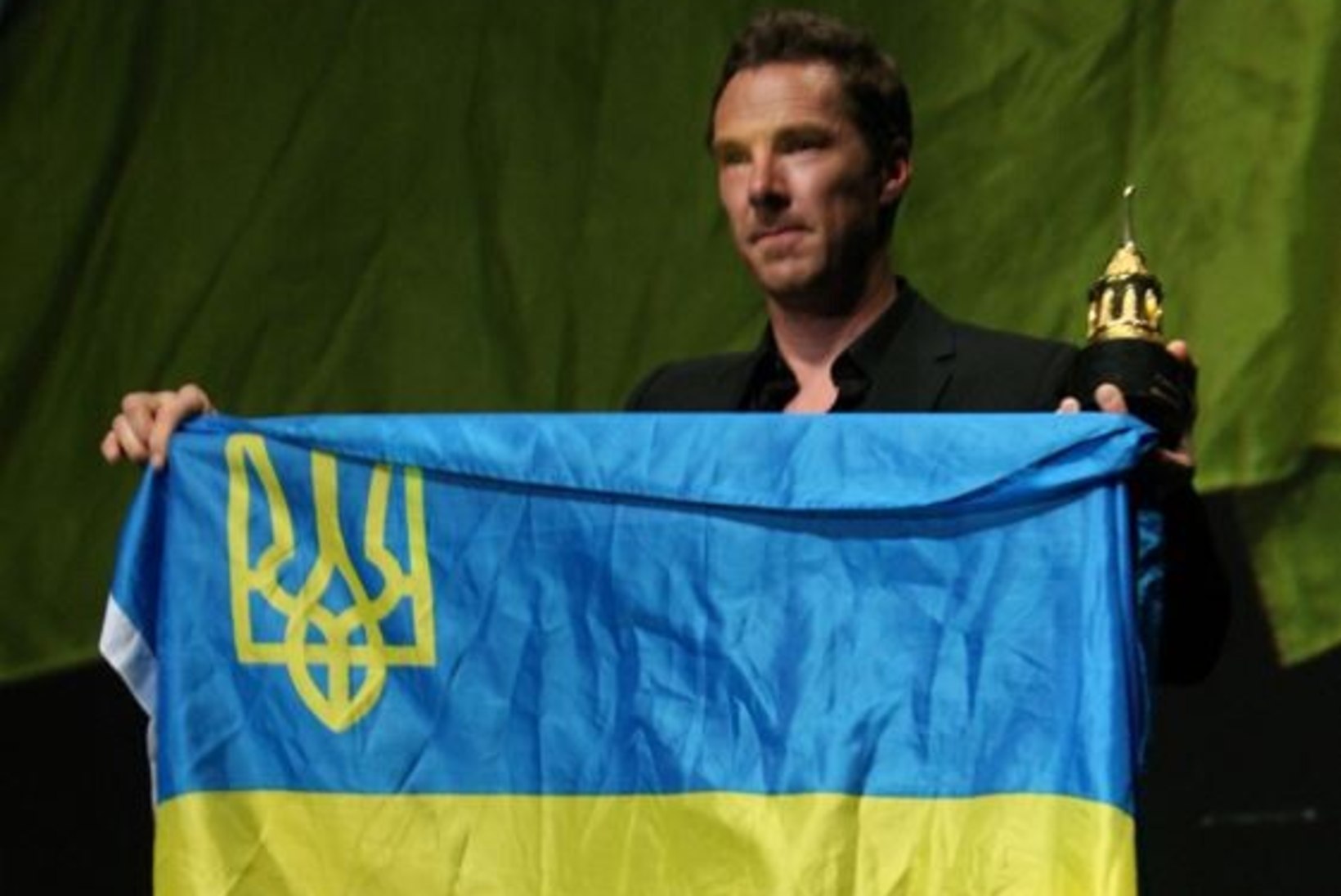 VIDEO | Benedict Cumberbatch poseeris filmifestivalil Ukraina lipuga