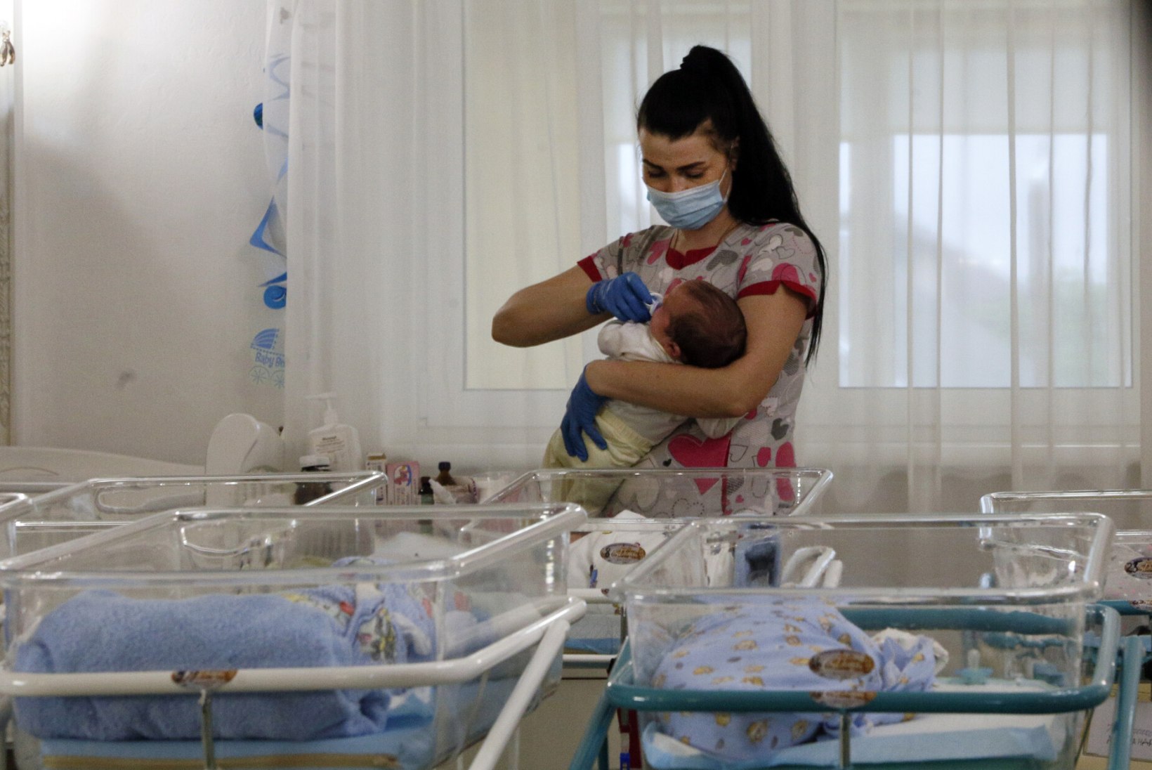 KELDRIS EMMET-ISSIT OOTAMAS: asendusemade sünnitatud 19 beebit elavad Kiievis maa all