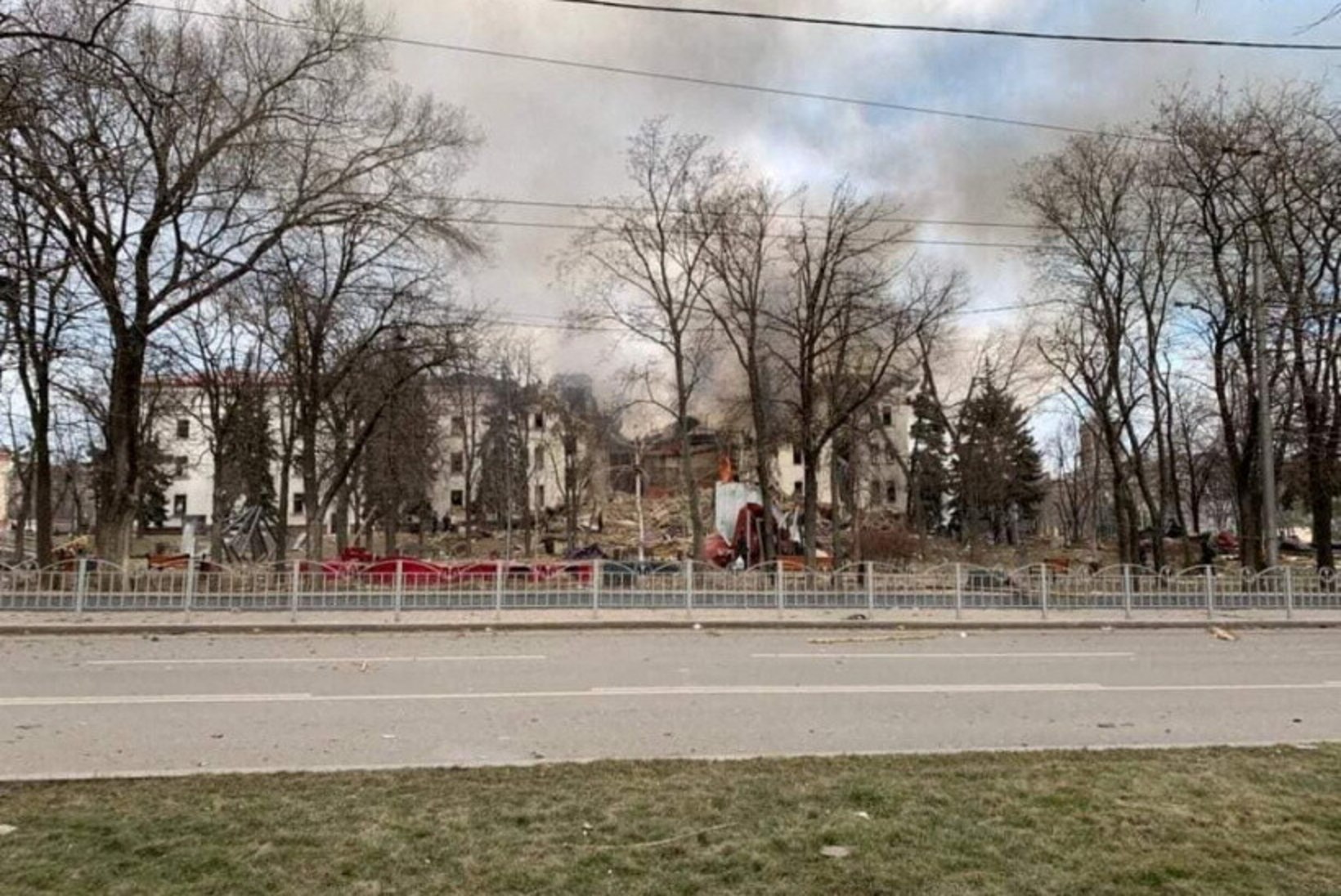 BLOGI | Vene väed pommitasid Mariupoli draamateatrit, kus varjus vähemalt 1000 inimest, peamiselt naised ja lapsed. Joe Biden nimetas Putinit sõjakurjategijaks