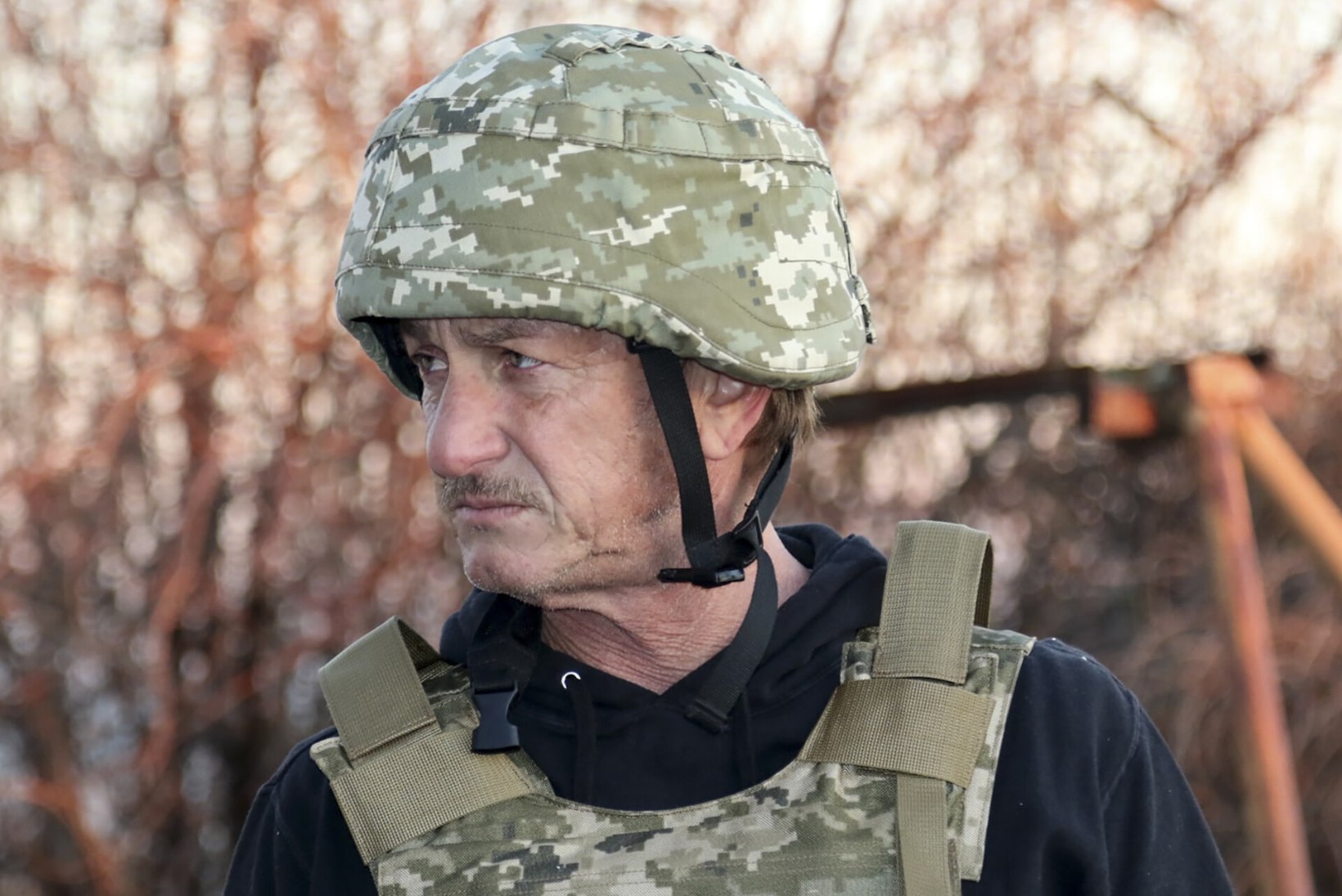 KILOMEETREID JALGSI: Ukrainas dokfilmi teinud Sean Penn põgenes Poola 