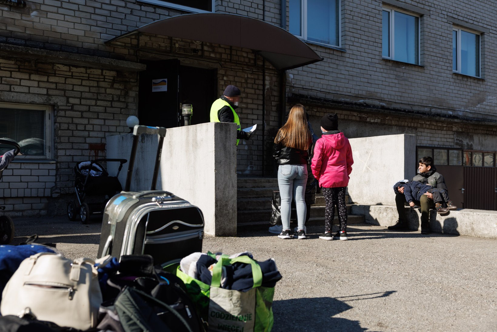 Esimesed Eestisse saabunud sõjapõgenikud on nüüdseks hammasrataste vahel: „Neile ei olnud kohe mingit infot anda.“