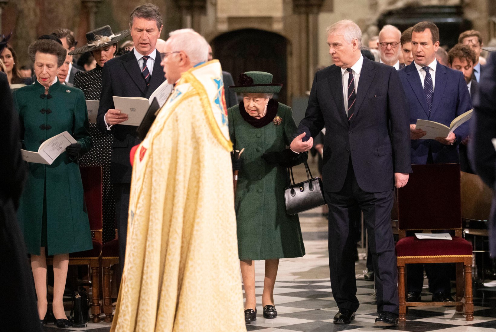 Miks saatis kuninganna Elizabethi kirikus kuningakoja must lammas?