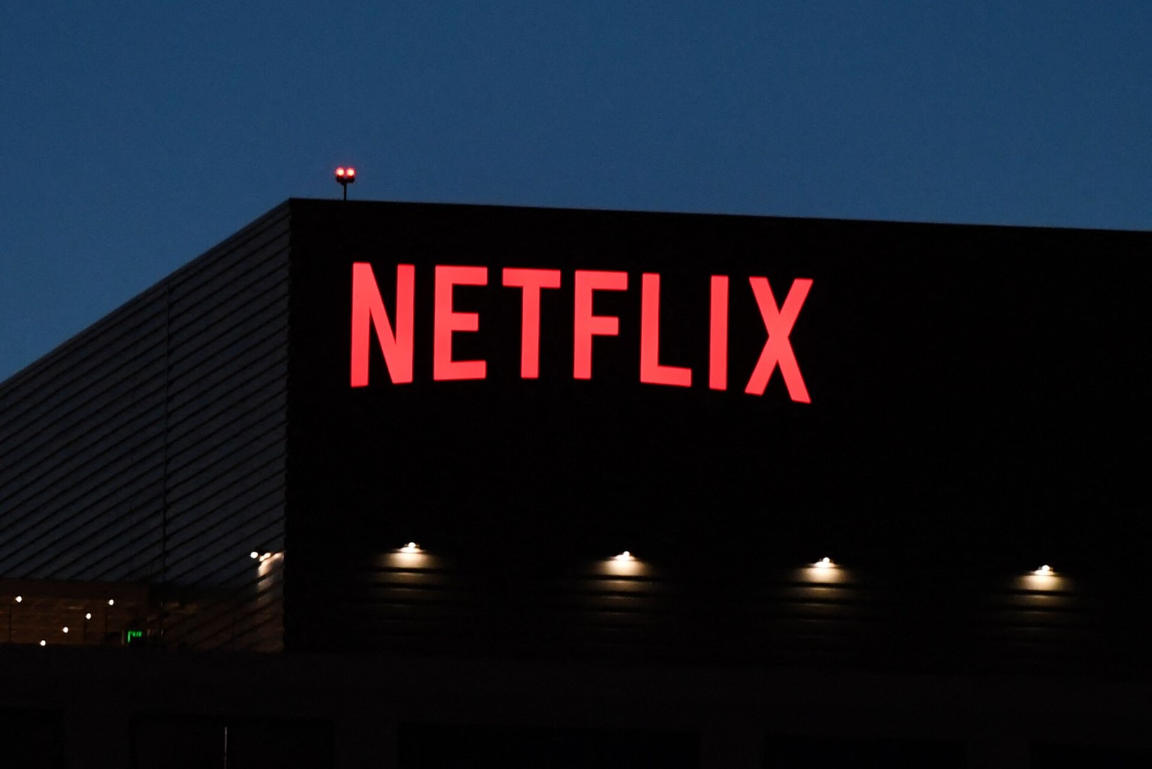 Netflix lahkus protestiks Venemaalt, TikTok piirab oma teenust