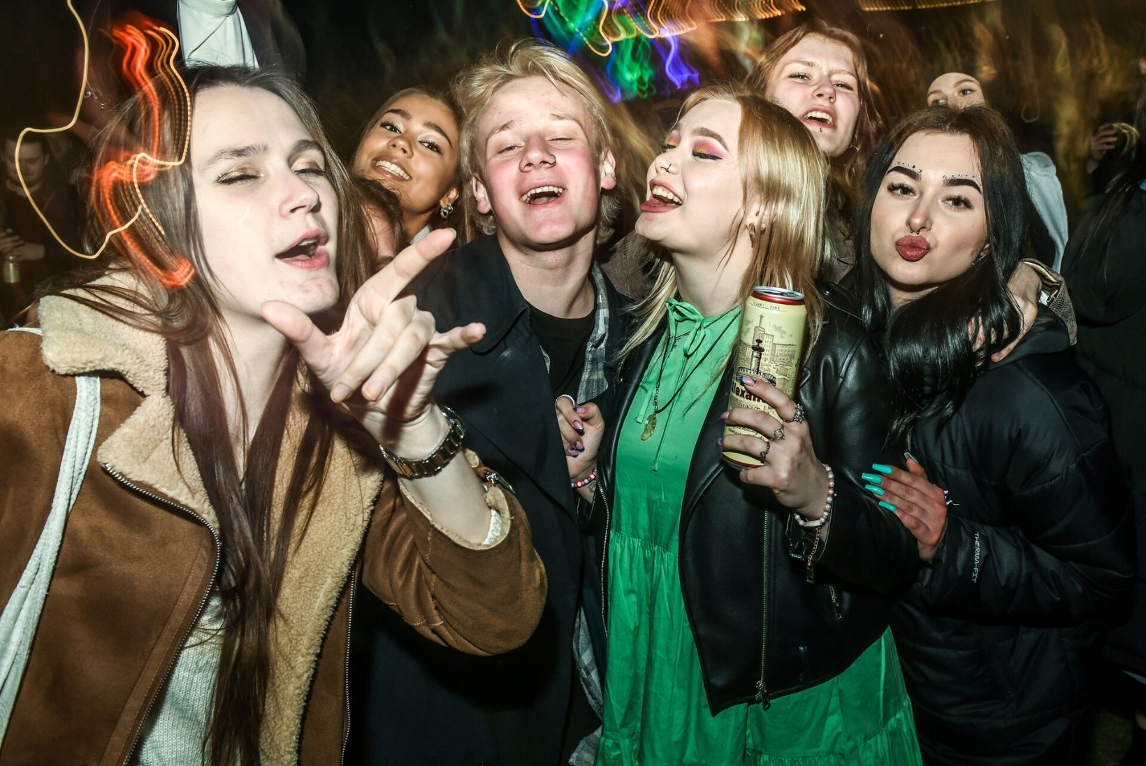 GALERII | TUDENGITAIFUUN: piiranguteta elu nautivad üliõpilased ja asjaarmastajad jorutasid rõõmsalt Tartu öölaulupeol