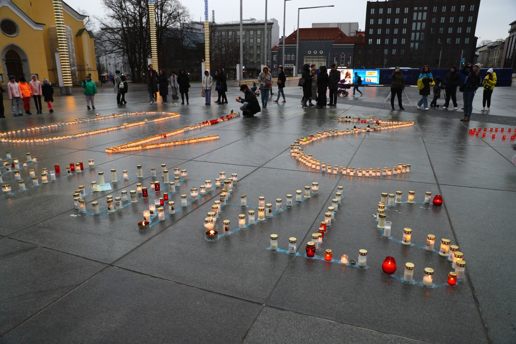 GALERII | Vabaduse väljakul süüdati Ukraina sõjas hukkunud laste mälestuseks küünlad

