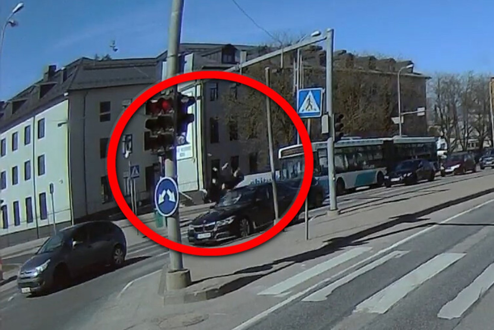 KARM VIDEO | Punase tulega üle tee jooksnud noormees sai löögi sõiduautolt