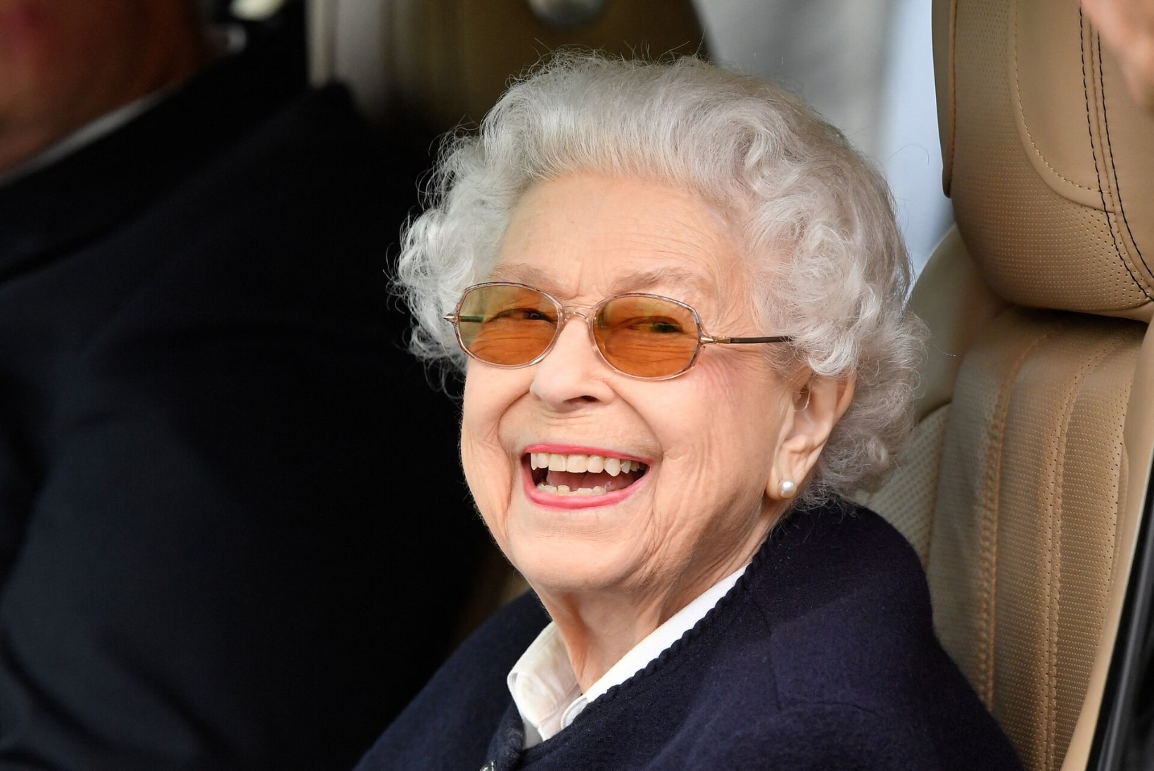 NAERUSUINE: 96aastasest kuningannast avaldati värsked fotod