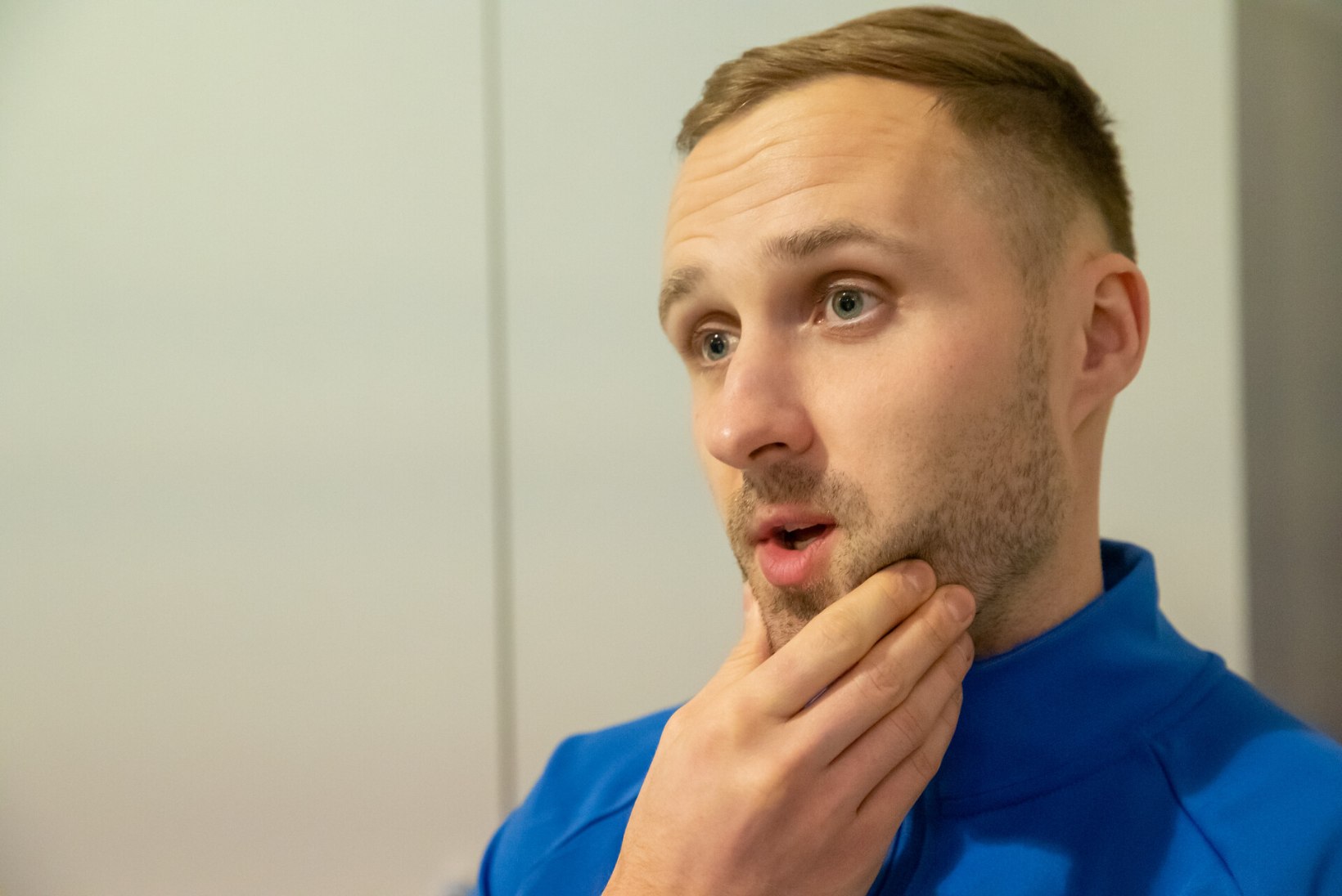 Eesti jalgpallikoondislane pani Ukraina toetuseks oksjonile kastitäie enda pruulitud väga erilist kesvamärjukest