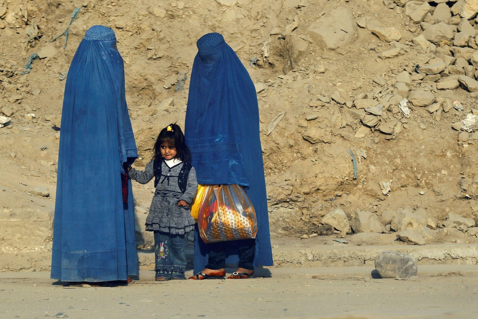 LAPSED MÜÜGIKS, NAISED TUPPA! Taliban tüürib Afganistani häda ja viletsuse poole