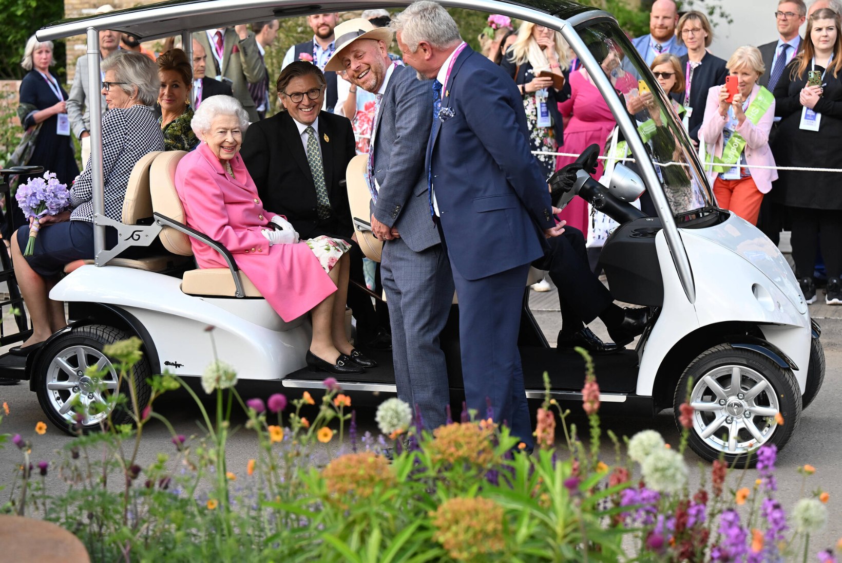 VIDEO | Kuninganna vuras maailmakuulsal lillenäitusel ringi luksusliku golfiautoga 