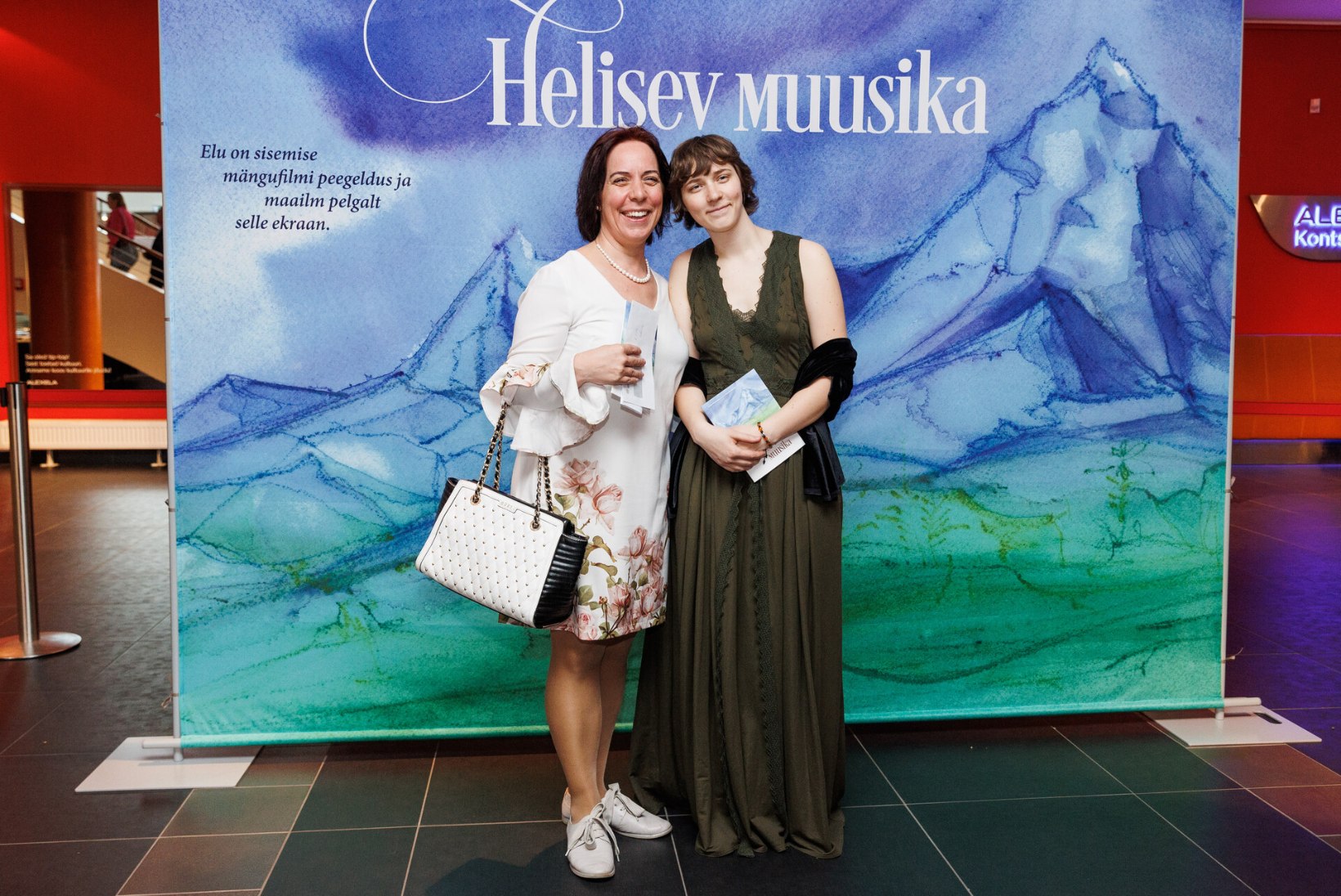 FOTOUUDIS | Rõõmsameelne Mailis Reps käis Urmas Sõõrumaa juubelipeol koos tütrega