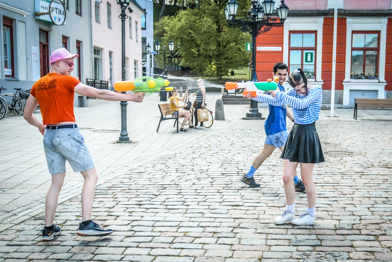 GALERII | VEESÕDA JA NAER! Tutipäevalised tõid Tartu linna halli argipäeva palju rõõmu