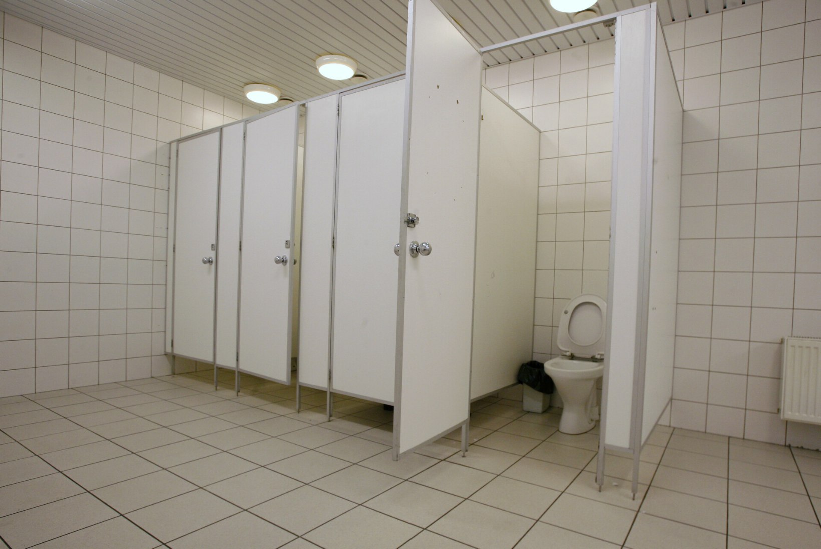 Lugejakiri | Viisakas ja haritud seltskond, aga tualettruum peidab endas koledaid saladusi