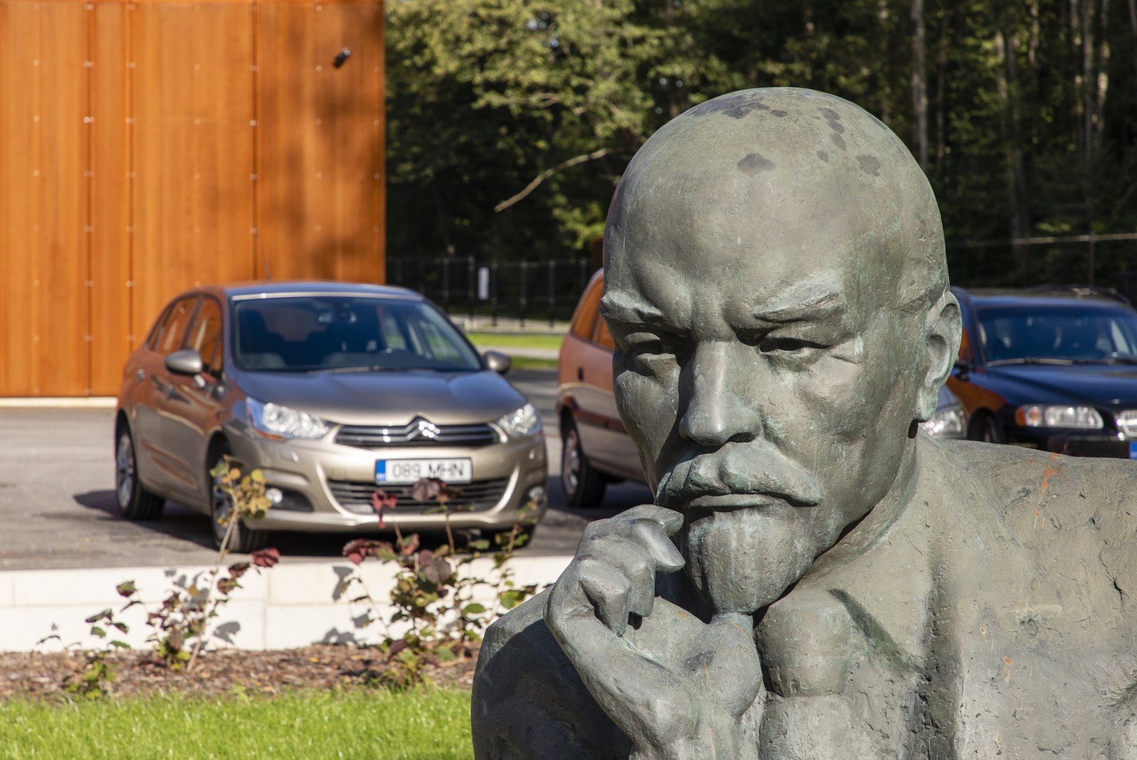 SÕJAKOKKUVÕTE | Soome võtab Eesti kunstniku tehtud kuju maha