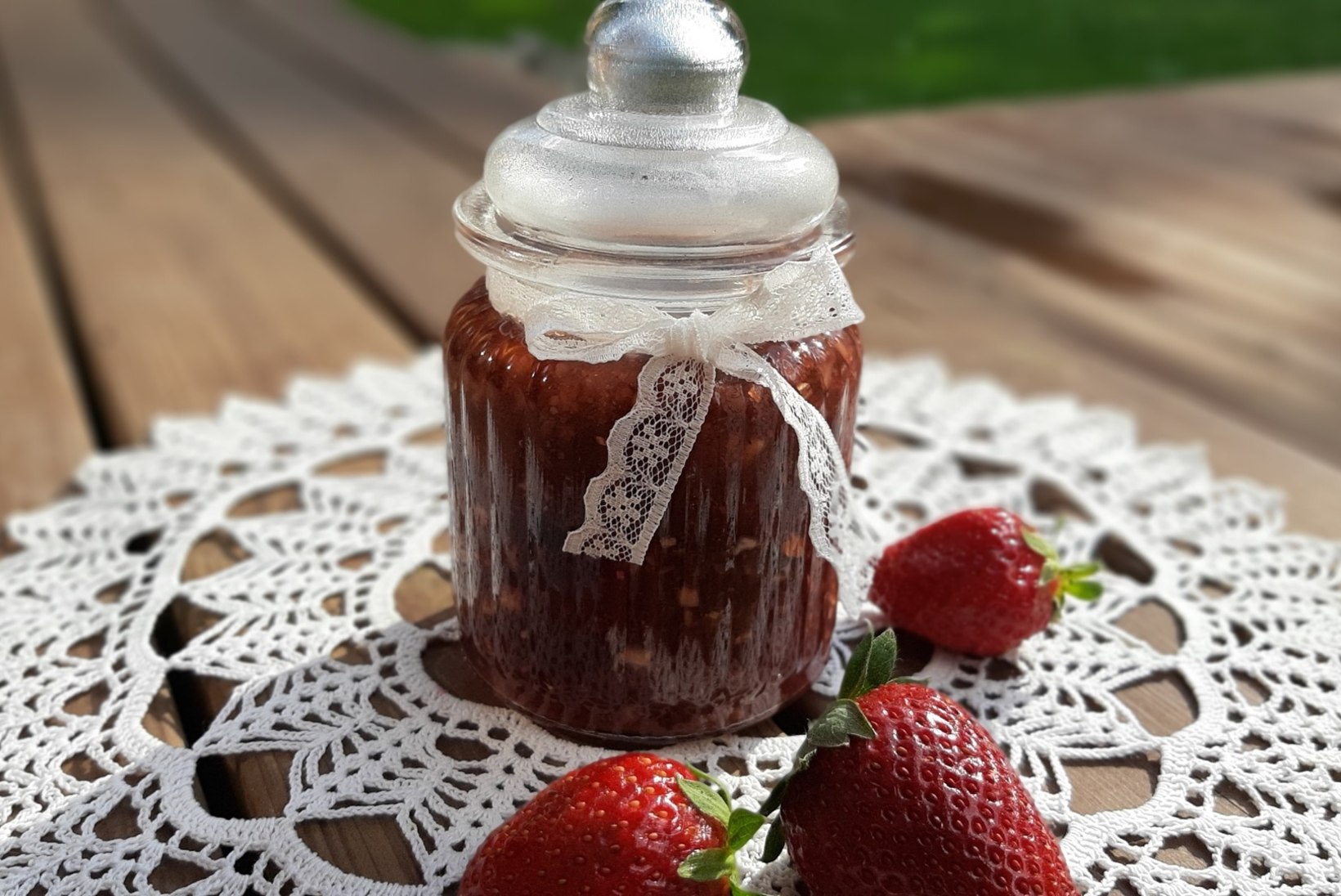 Põnev lisa moosiriiulile: saladuslik maasika-mandlimoos brändiga