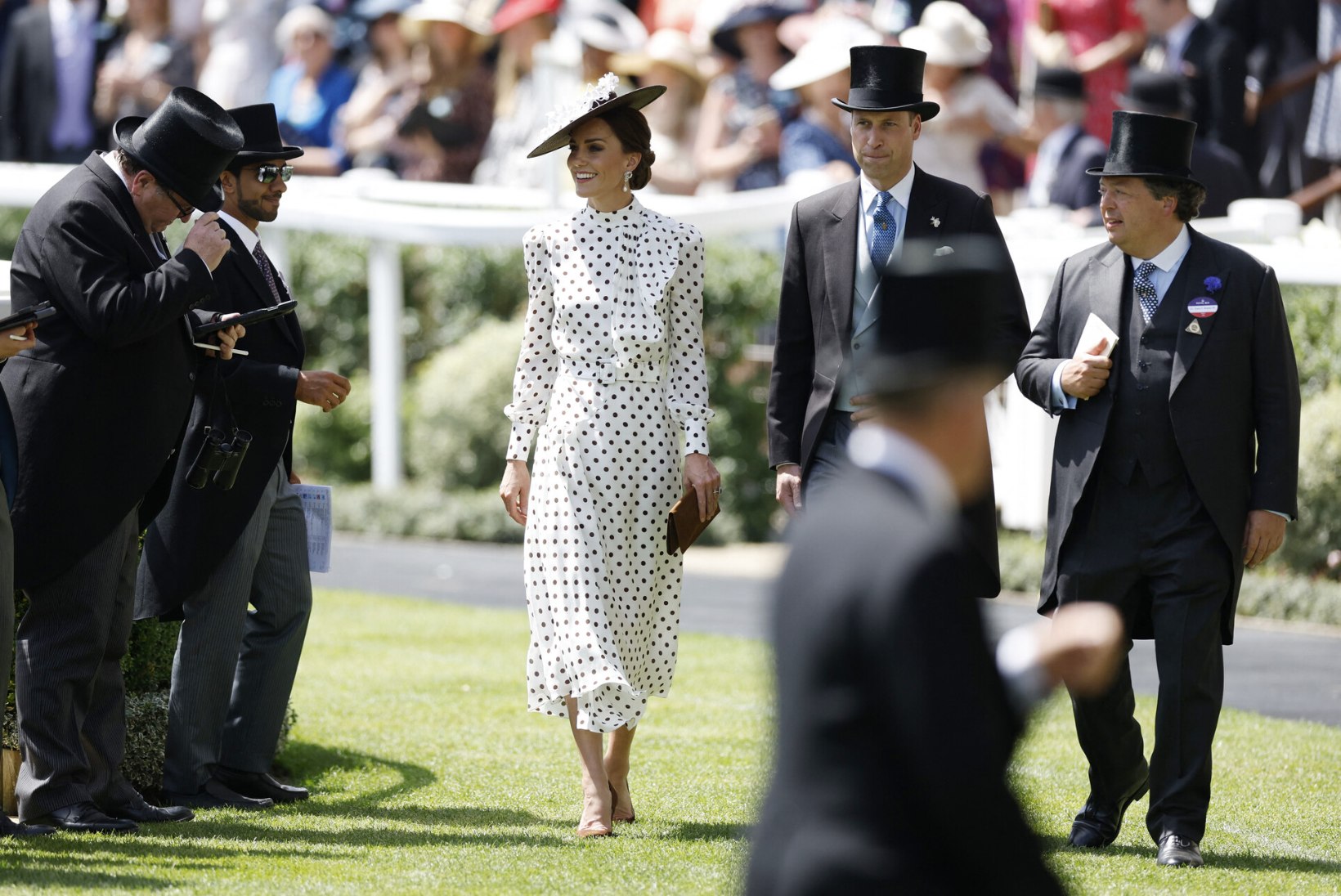NAGU KAKS TILKA VETT! Kate Middleton rõivastus Ascoti võiduajamiseks kadunud Diana eeskujul 