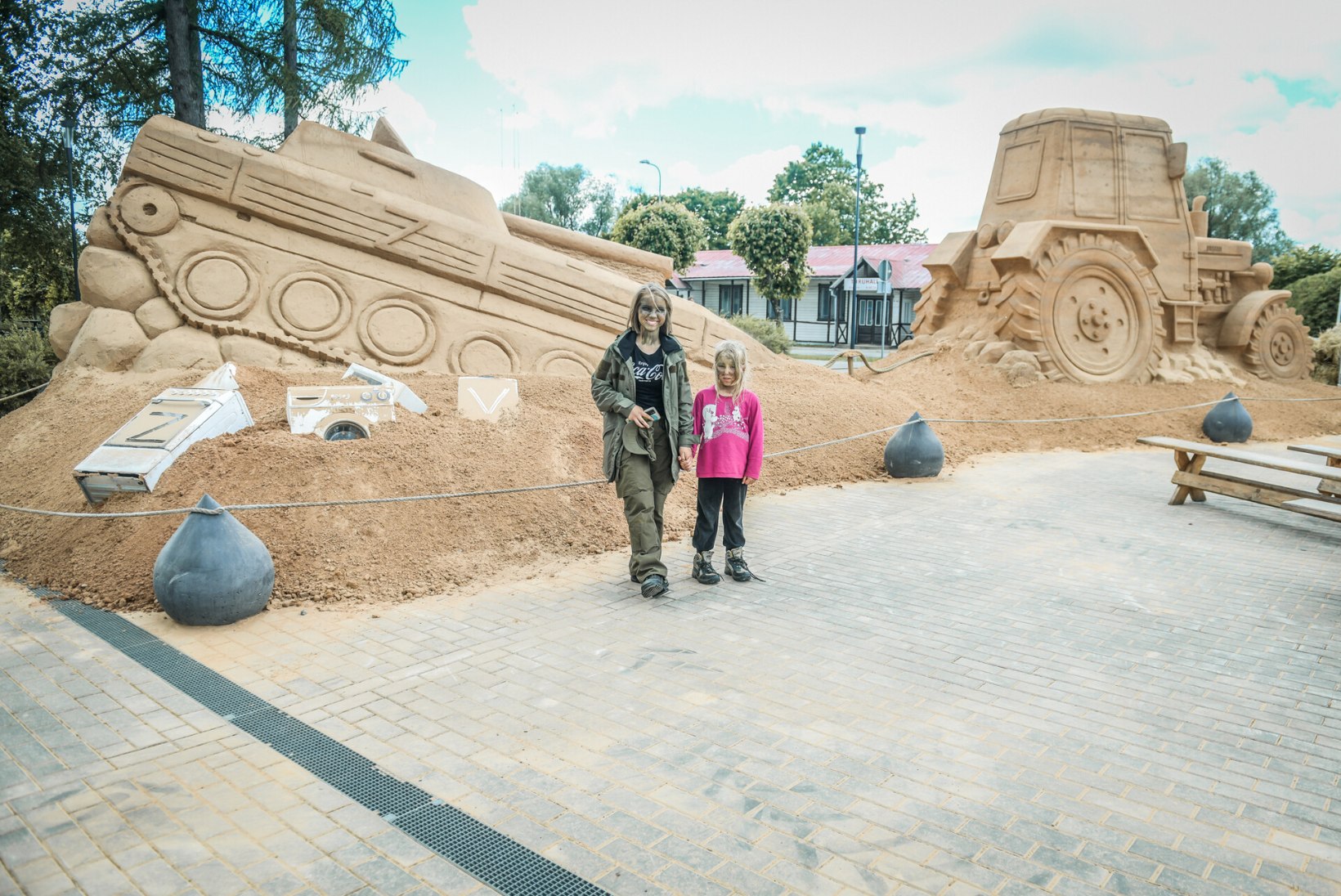 GALERII | Tõrva skulptuuripargis pukseerib Ukraina traktor okupantide tanki