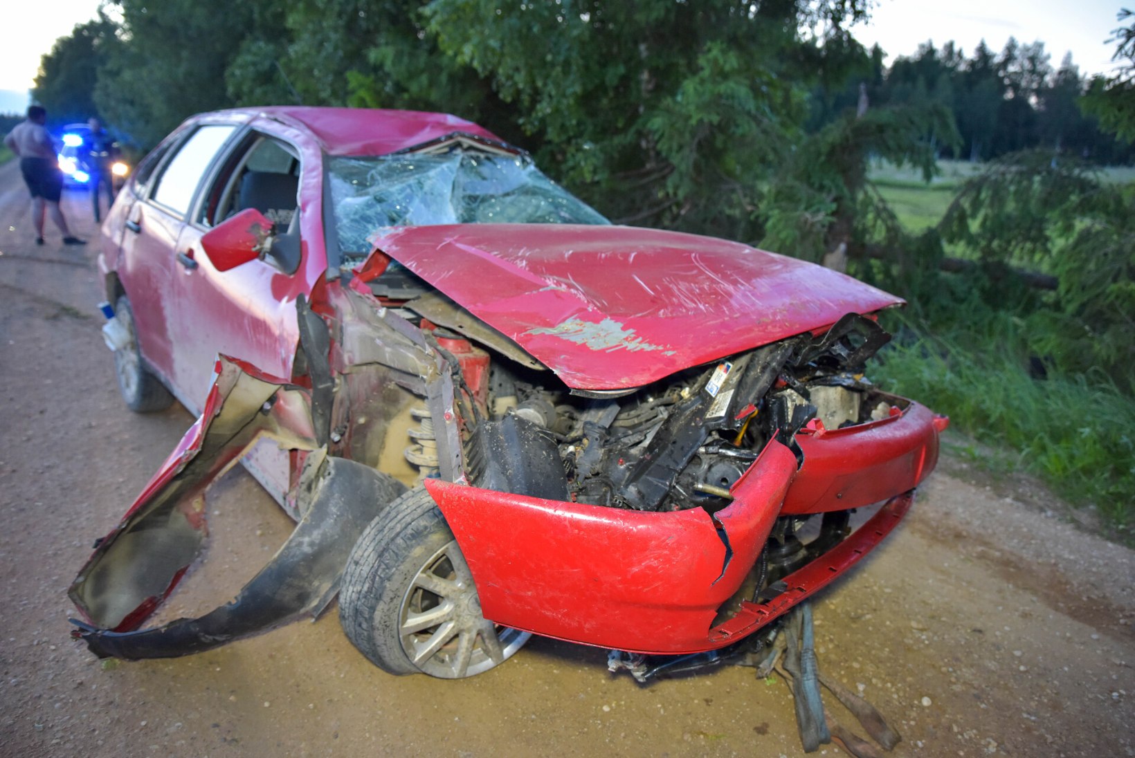 FOTOD | Viljandimaal hukkus raskes liiklusõnnetuses turvarihmaga kinnitamata 40aastane mees