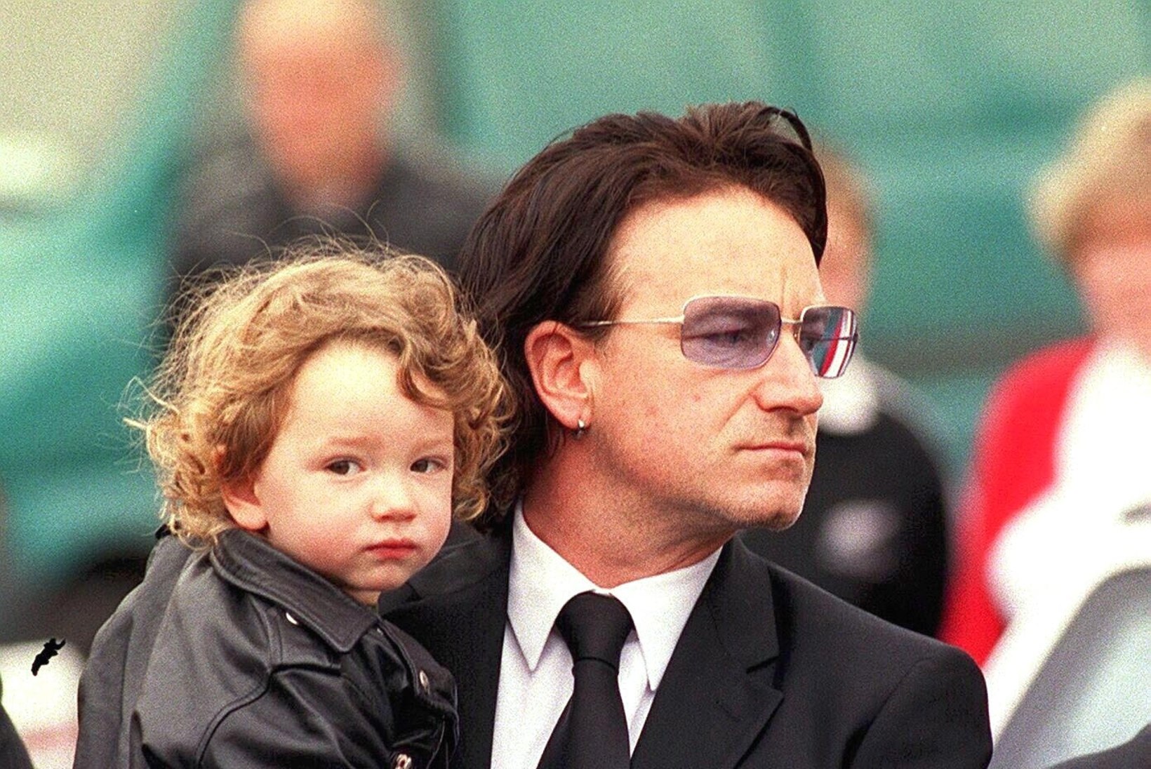 Bono sai alles küpses eas teada, et tal on poolvend