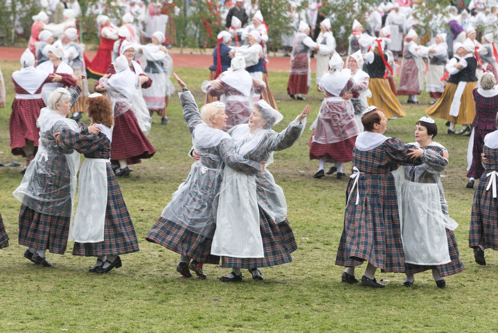 Eesti naiste tantsupeol vanaemade rühmadele mustrid seadnud Karin Uusküla: „Vanaemad on hästi krapsakad, tulevad kõigega kaasa.“