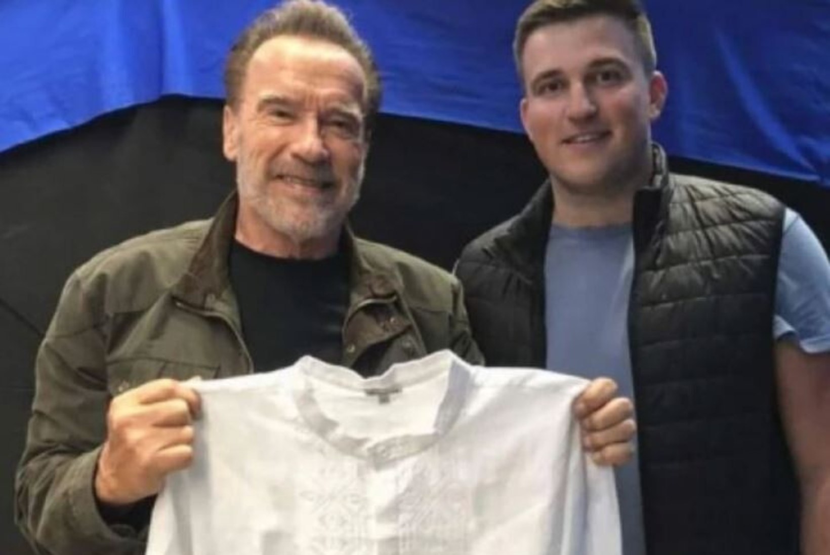Butšast pärit fänn kinkis Schwarzeneggerile tikanditega Ukraina särgi