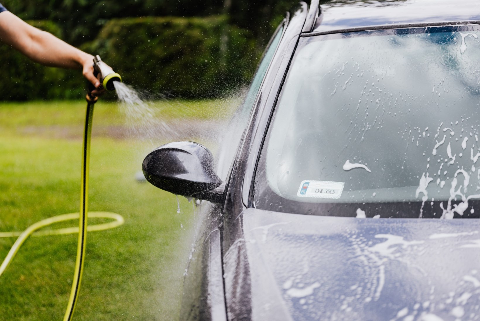 Ekspert vastab: kas koduhoovis tohib autot pesta?