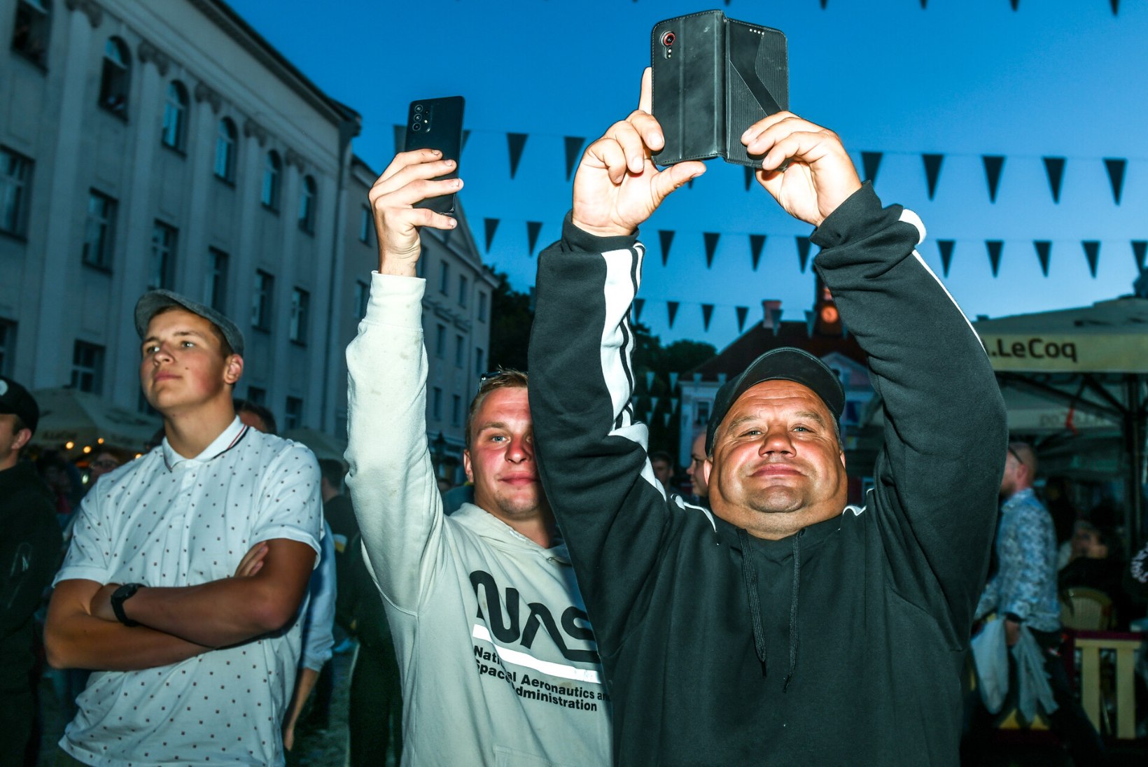 PÖÖRANE GALERII | RAHVAST ROHKEM KUI INIMESI! Rally Estonia avapidu lõi Tartu ööelu kihama