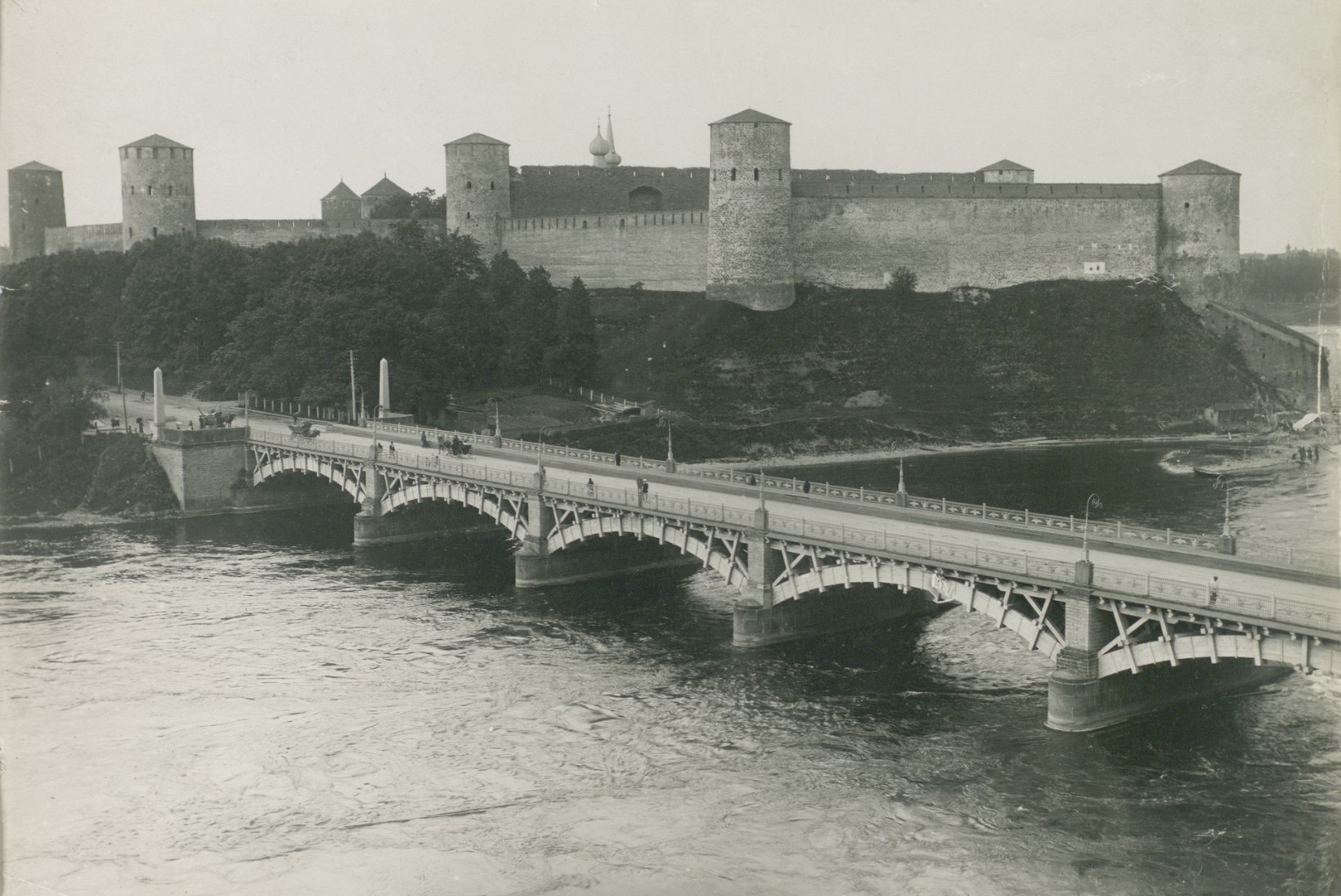 EESTI ESIMENE BETOONEHITIS: Narva sillale anti tsaar Nikolai I nimi