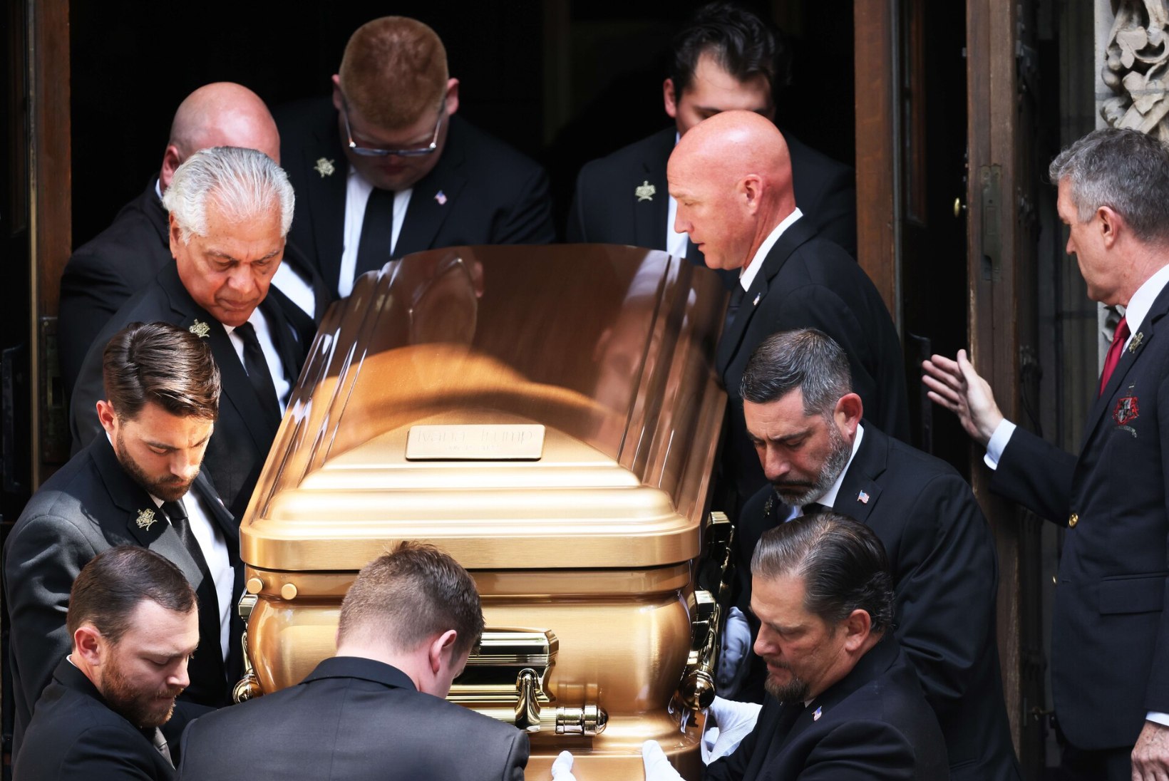 End surnuks kukkunud Ivana Trump maeti Donald Trumpi golfiklubi territooriumile