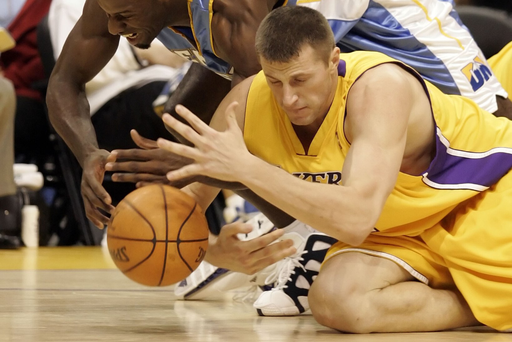 Ukraina korvpallistaar müüb oma NBA meistrisõrmused maha, et aidata sõjast räsitud kodumaa lapsi