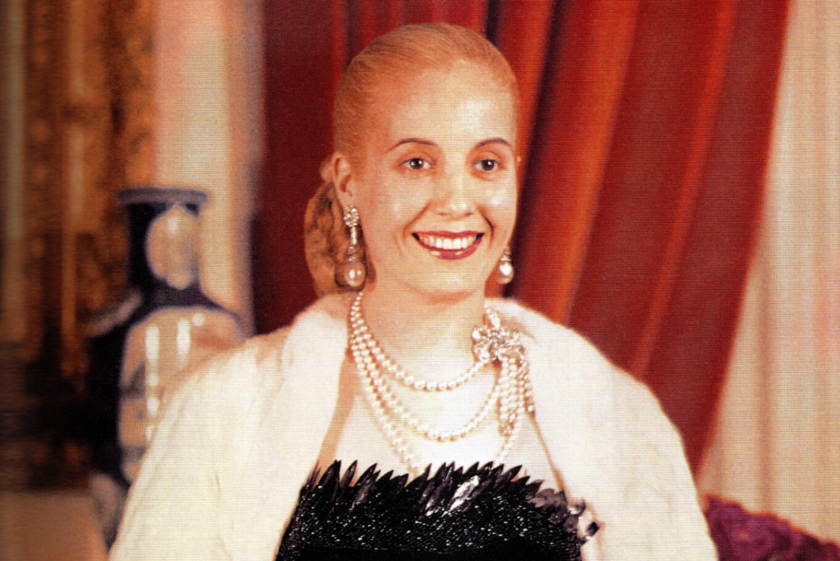 RAEVUKAS ESILEEDI: Evita Perón tellis ametiühingutele 5000 automaatrelva ja 1500 kuulipildujat