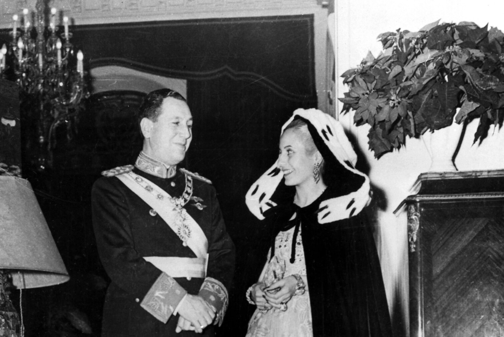 RAEVUKAS ESILEEDI: Evita Perón tellis ametiühingutele 5000 automaatrelva ja 1500 kuulipildujat