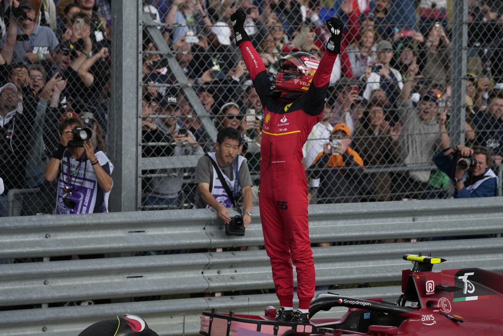 Ferrari rikkus Leclerci sõidu ära ja kinkis võidu Sainzile
