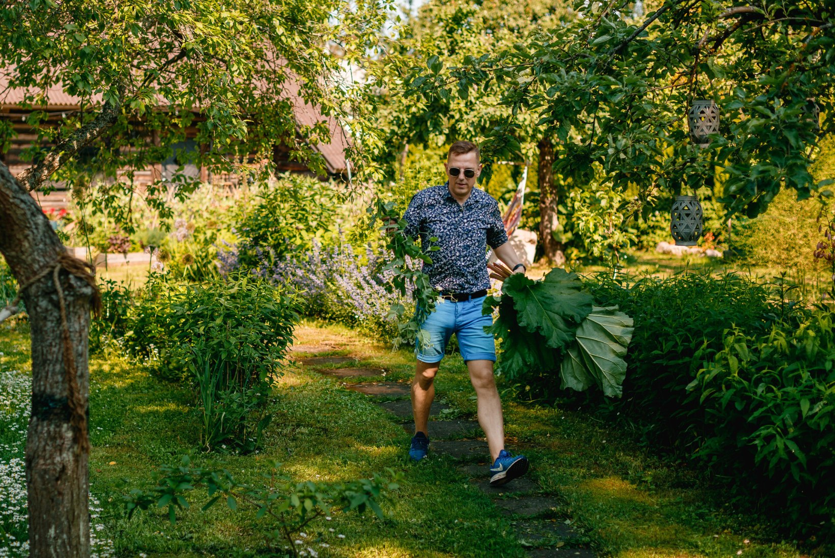 FOTOLUGU | Tippflorist Heiti Põder: „Tahtsin, et mu aed meenutaks pisut metsikut vanaema aeda.“