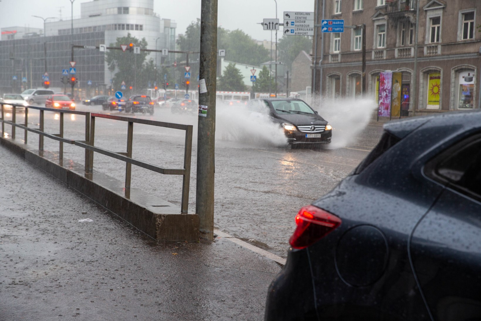 VIDEO | TÄNAV JÕEKS! Tallinnas pidid autod veepidavuse proovile panema