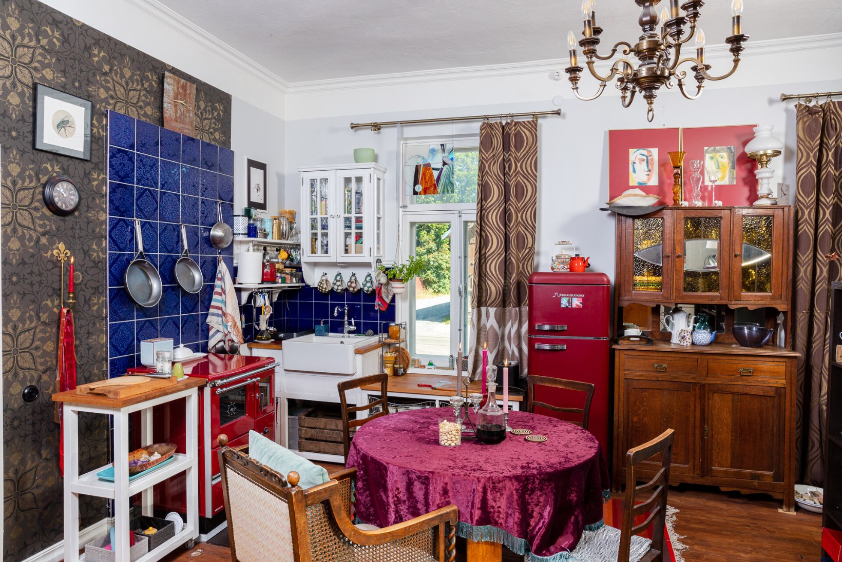FOTOLUGU | Kunstniku võluv väikekodu: ainsasse ruumi mahub terve armastuse muuseum