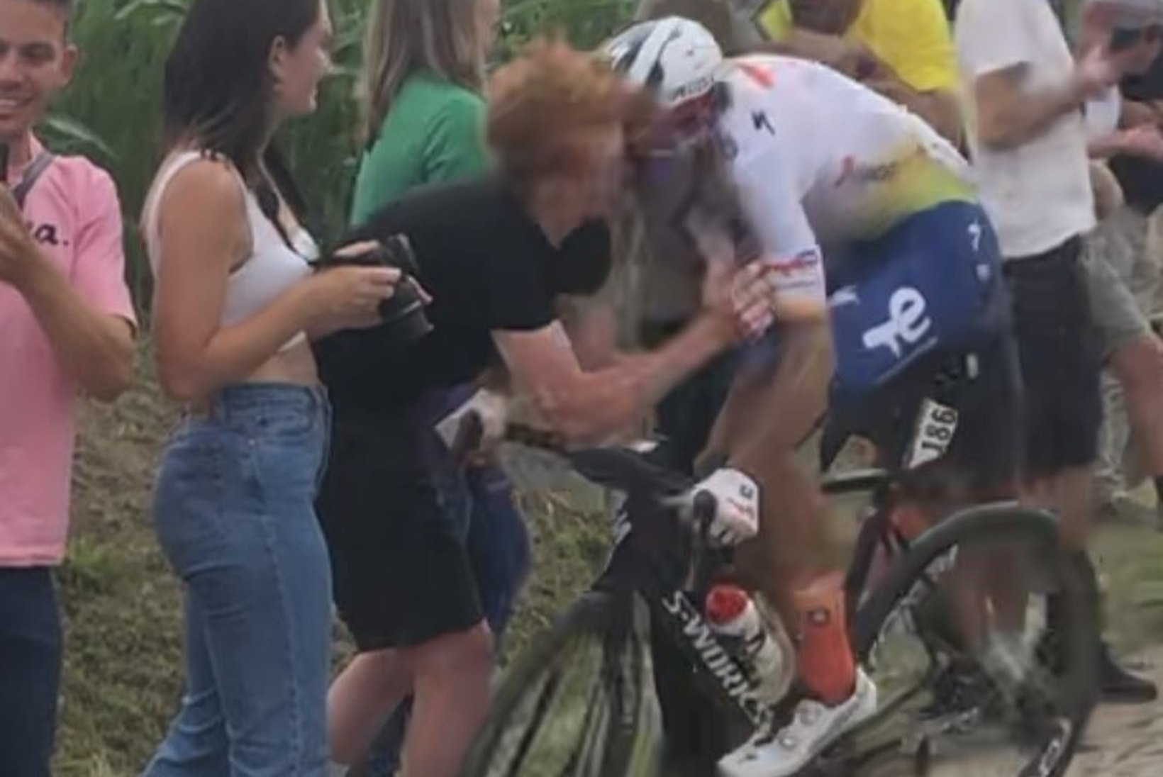 VIDEO | Rattur põrkas Tour de France'il fänniga kokku ja murdis kaela