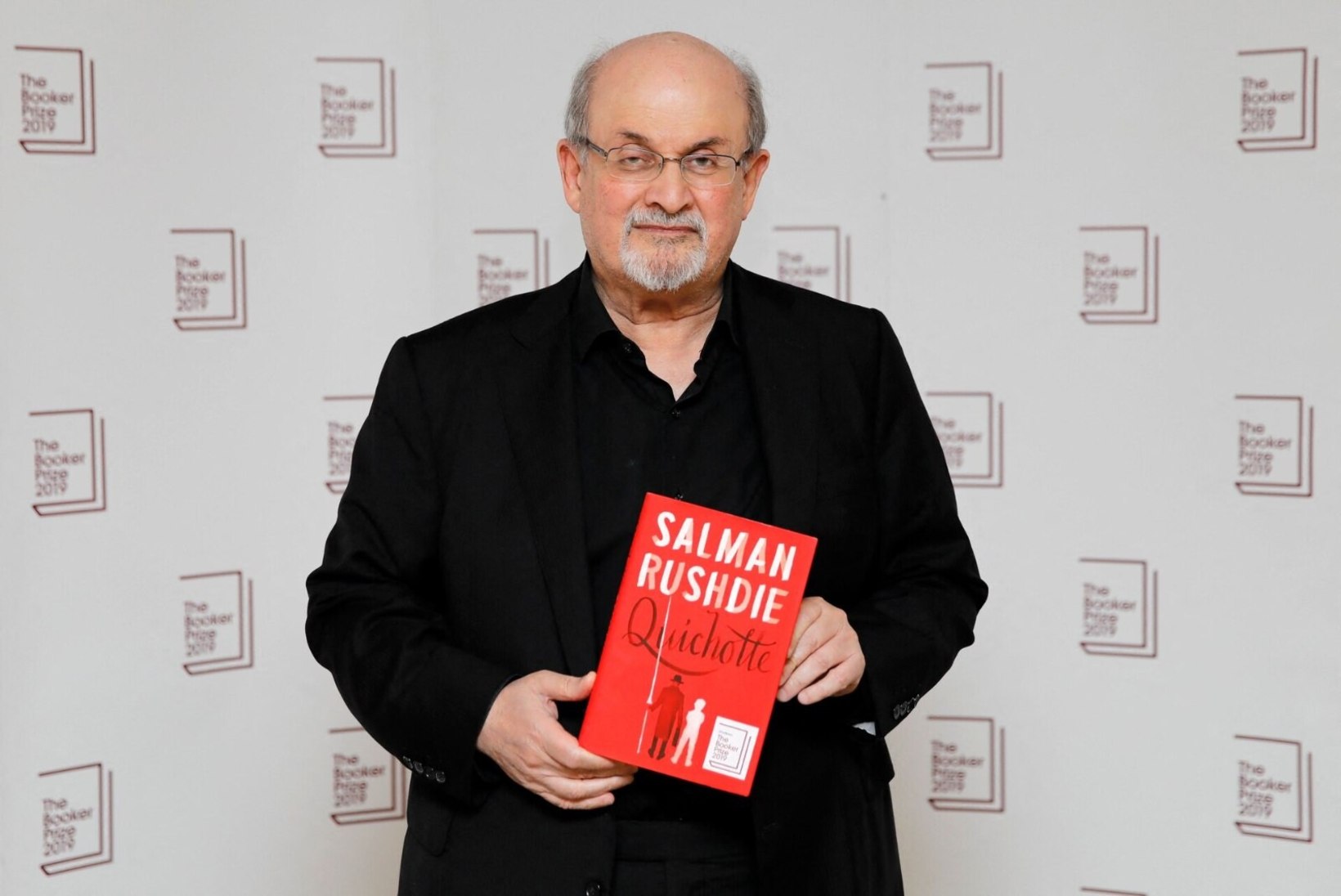 Salman Rushdie on hingamisaparaadi alt väljas ja suudab rääkida