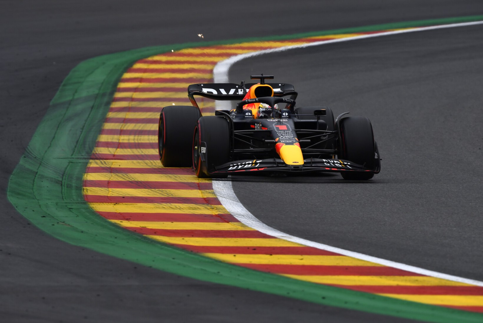Verstappen võitis kvalifikatsiooni ülekaalukalt, ent alustab põhisõitu alles 15. kohalt