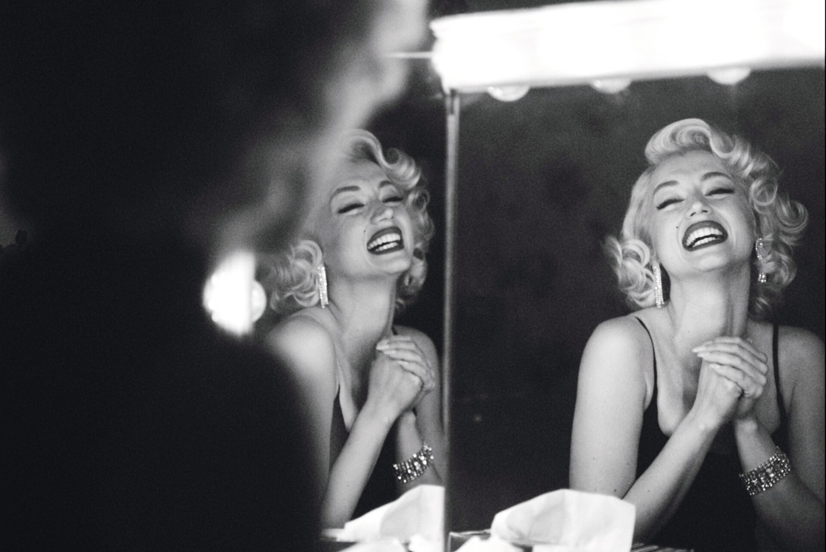 Bondi-beib saab Marilyn Monroe kehastamise eest piki päid ja jalgu