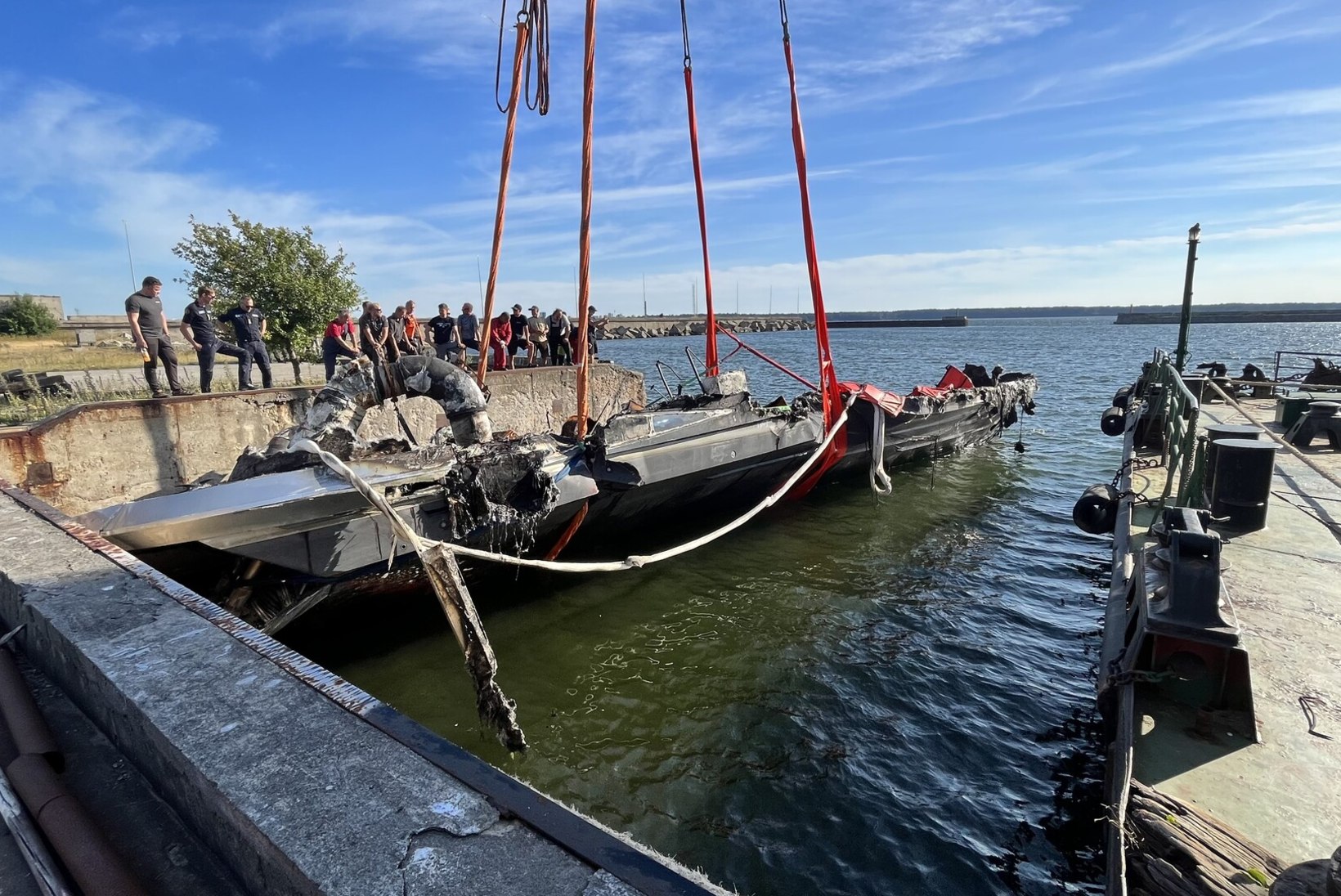 Tallinna lahes uppunud luksuskaater Hooligan teisaldati mandrile