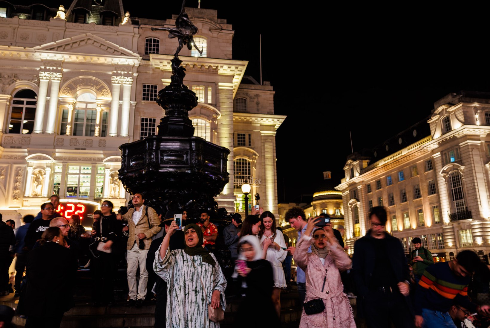 ÕL LONDONIS | VIDEO JA FOTOD | Vaatamata suurele kaotusele elatakse Inglismaa pealinnas aktiivset ööelu. Kohalik: see on lugupidamatu! 