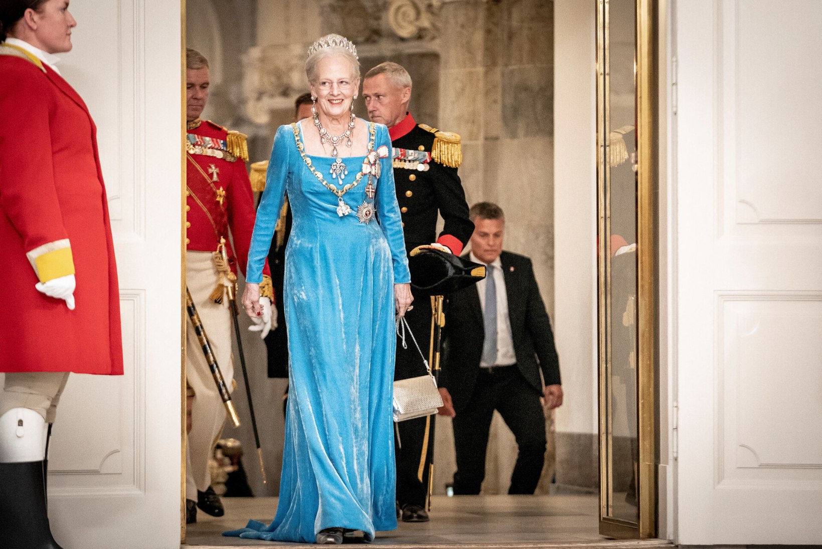 PIDU KURVAL AJAL: Taanis tähistati glamuurse balliga kuninganna troonijuubelit
