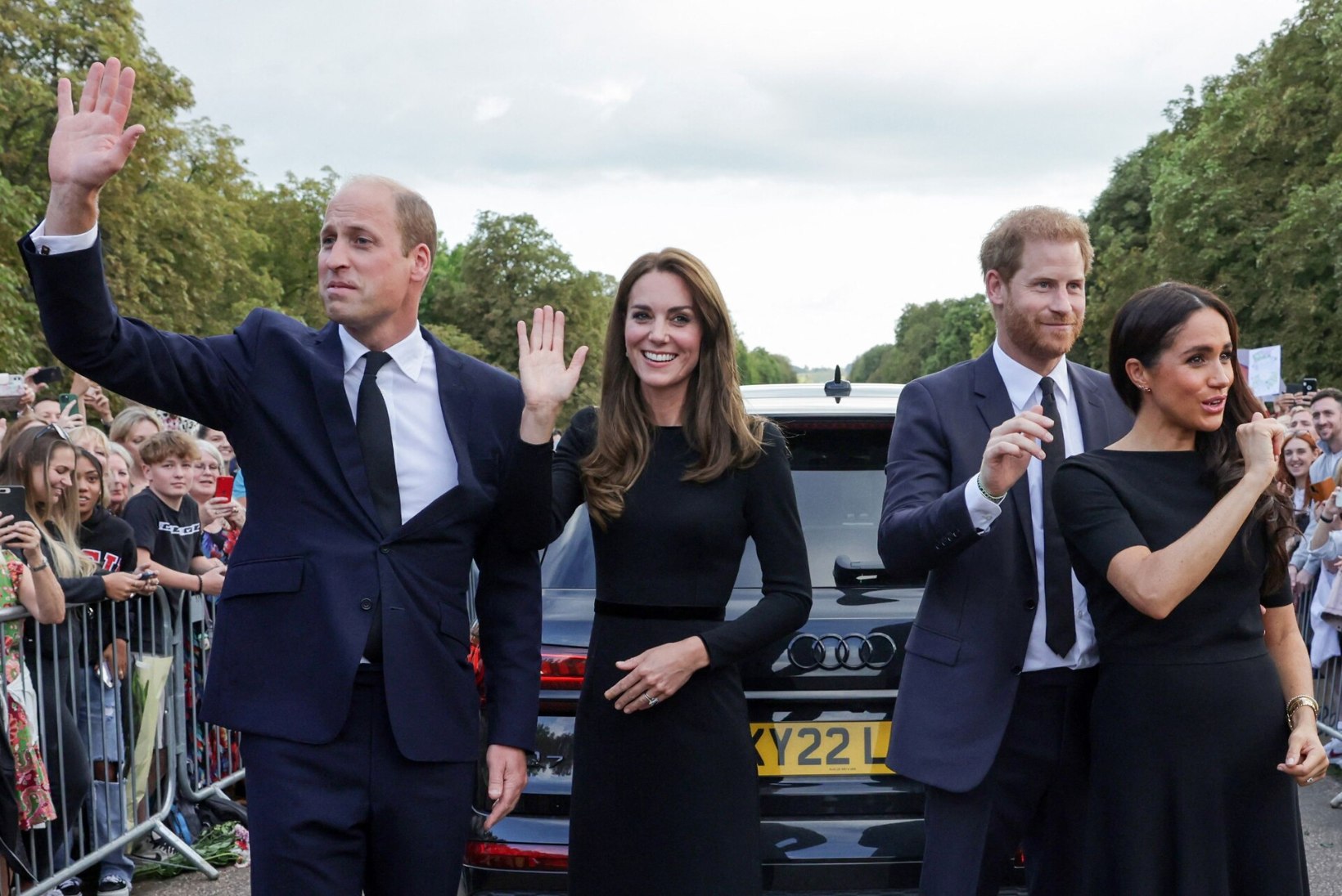 VIDEO | Harry ja Meghan naasid kuninganna kirstu saabumiseks kuningliku pere rüppe