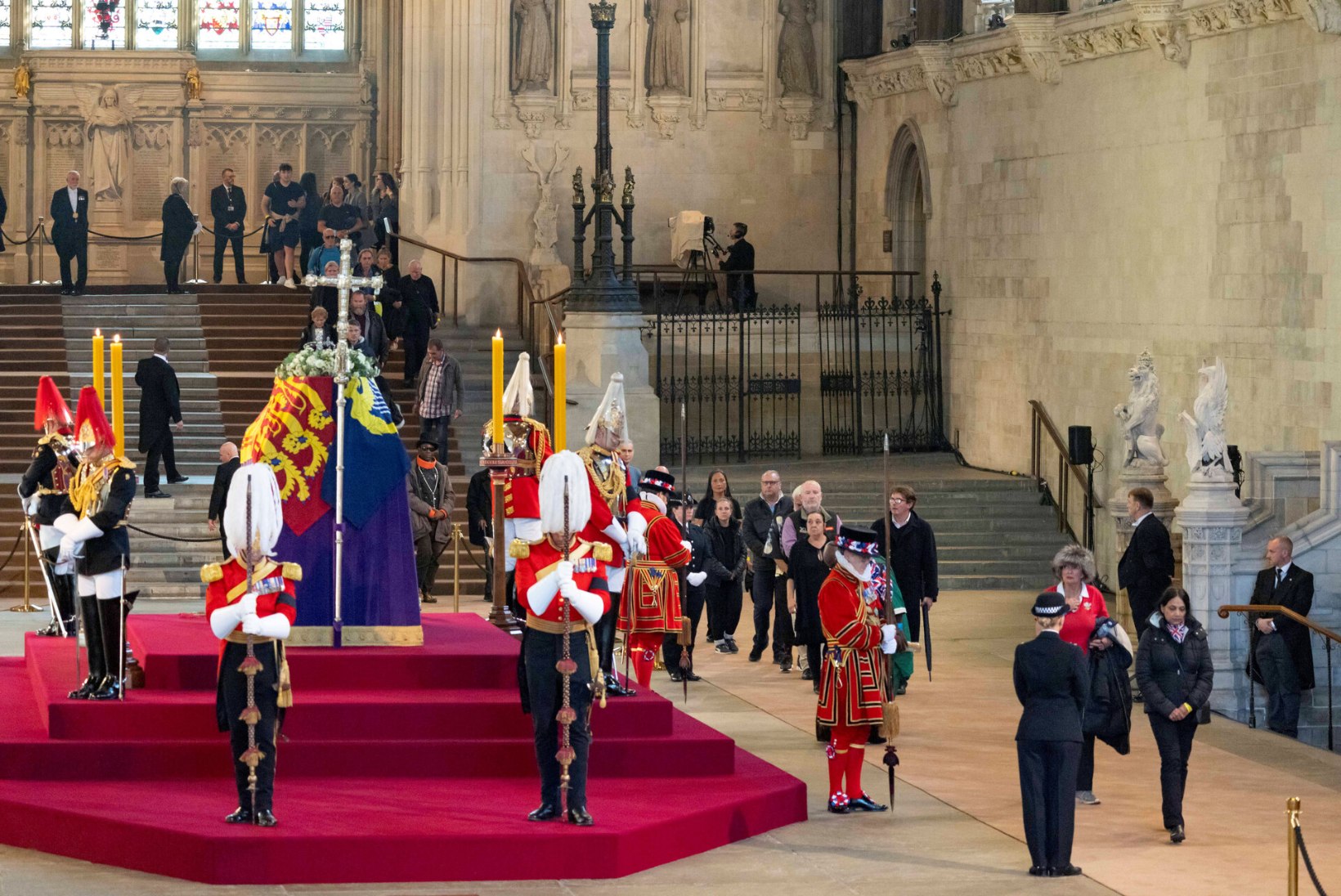 VIDEO | Vahisõdur varises kuninganna kirstu ees kokku