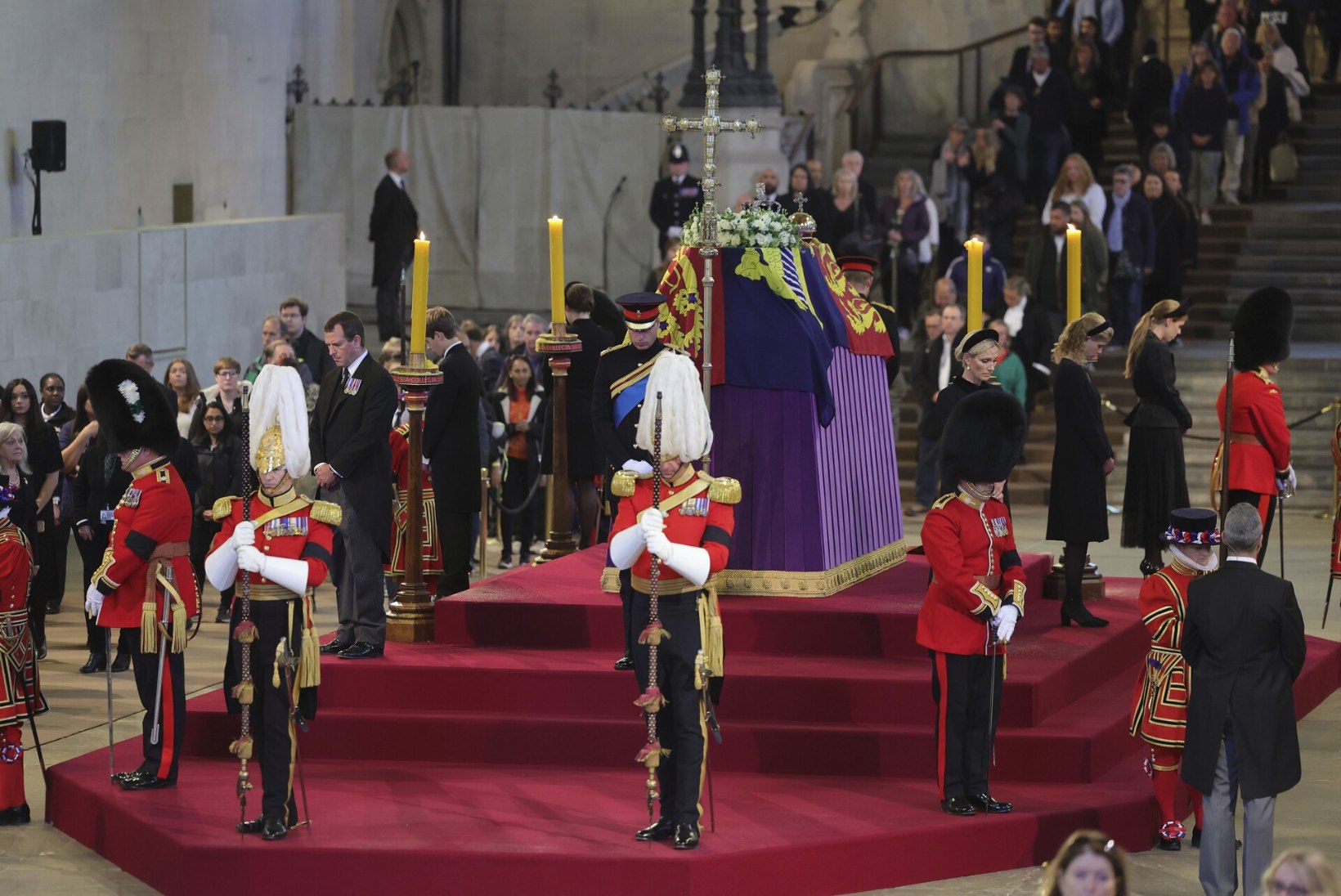 VIDEO |  Kuninganna kaheksa lapselast seisid tema kirstu ümber leinavalves; Harry rõivastus äratas tähelepanu
