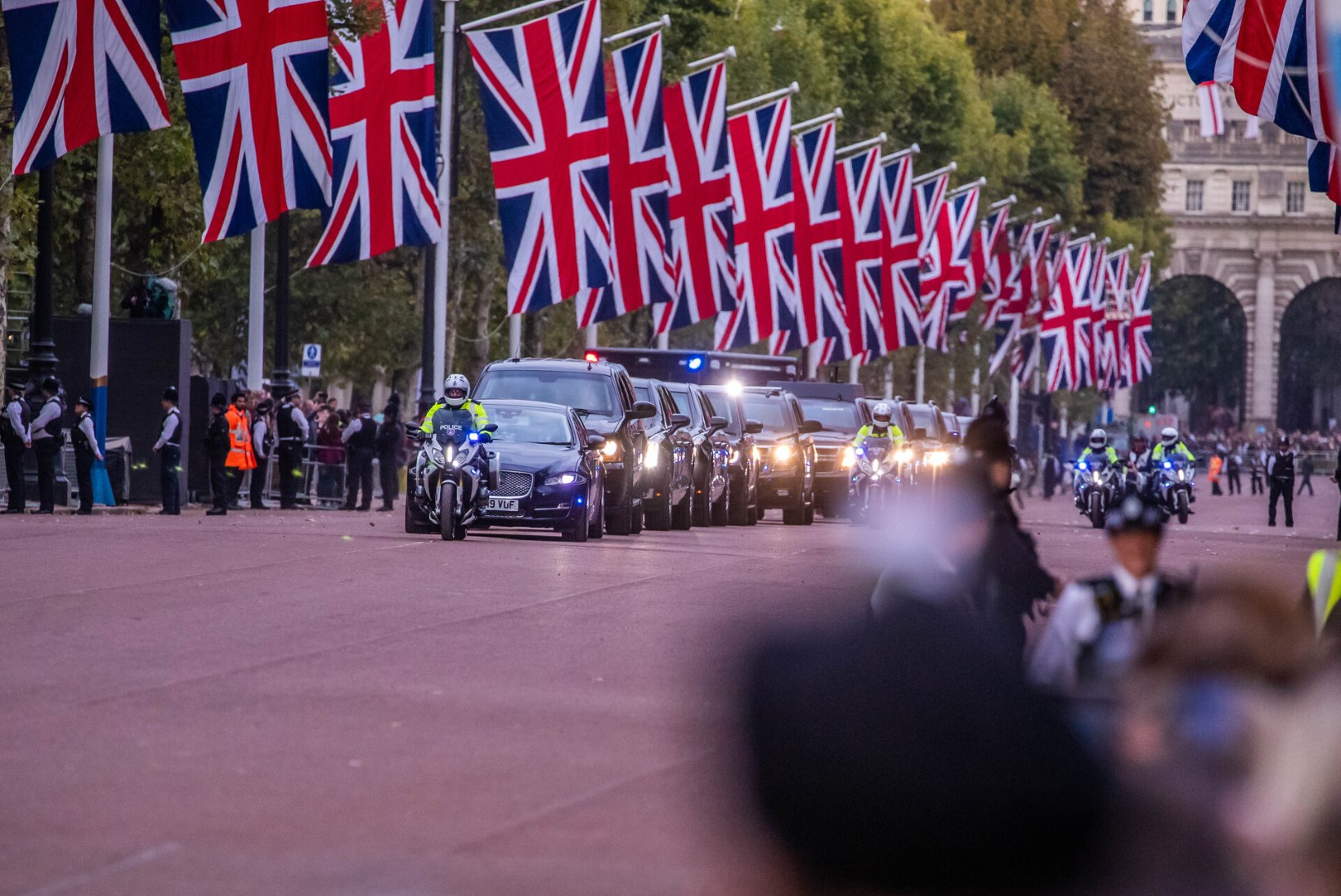 GALERII | ÕHTULEHT LONDONIS: õhtul enne matust on tänavad rahvast täis, riigipead saabuvad Buckinghami paleesse sajandi vastuvõtule