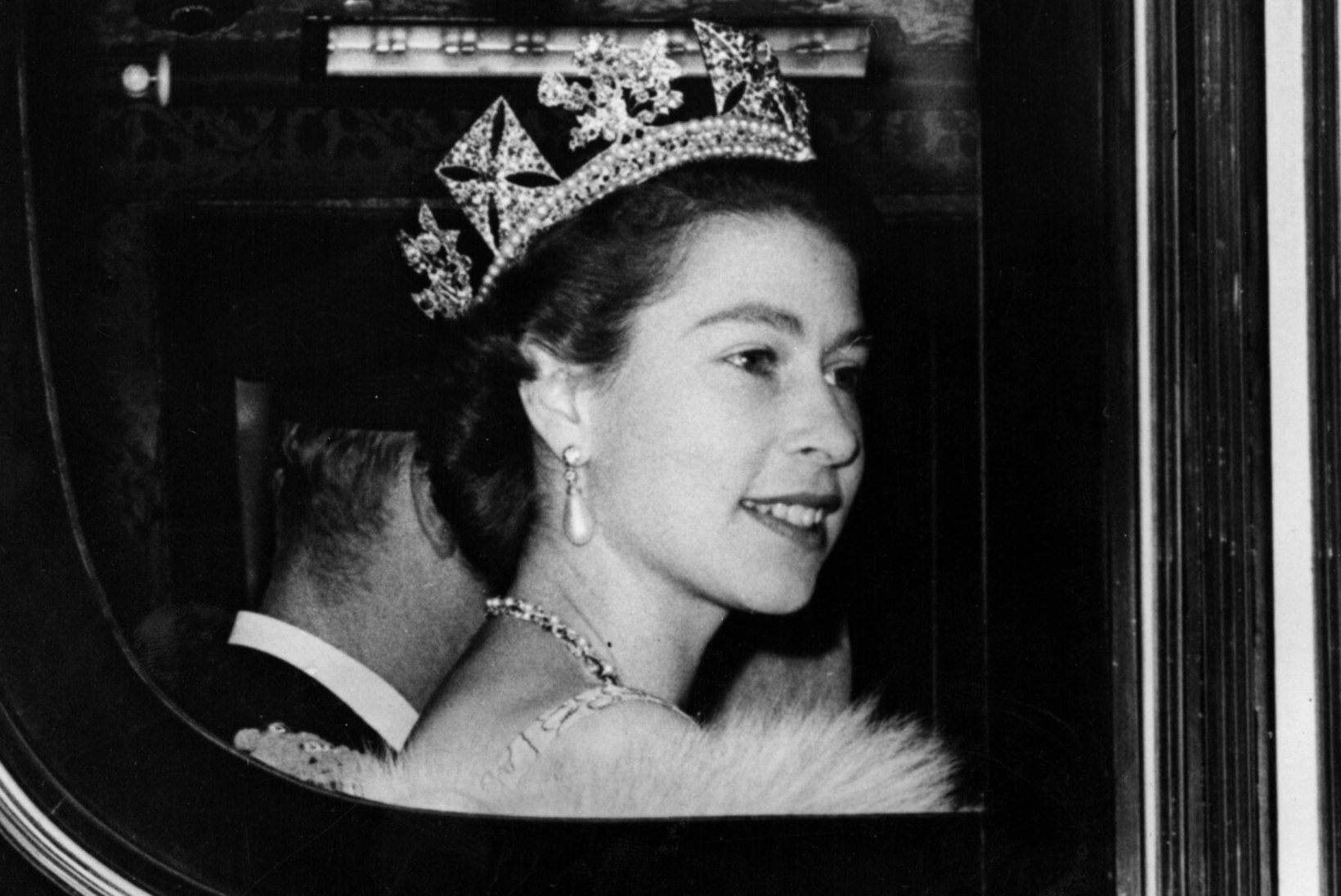 GALERII | MUINASLUGU KALLISKIVIDES | Kuninganna Elizabeth II diadeemid pakatavad seiklustest, kirgedest ja ajaloo keerdkäikudest 