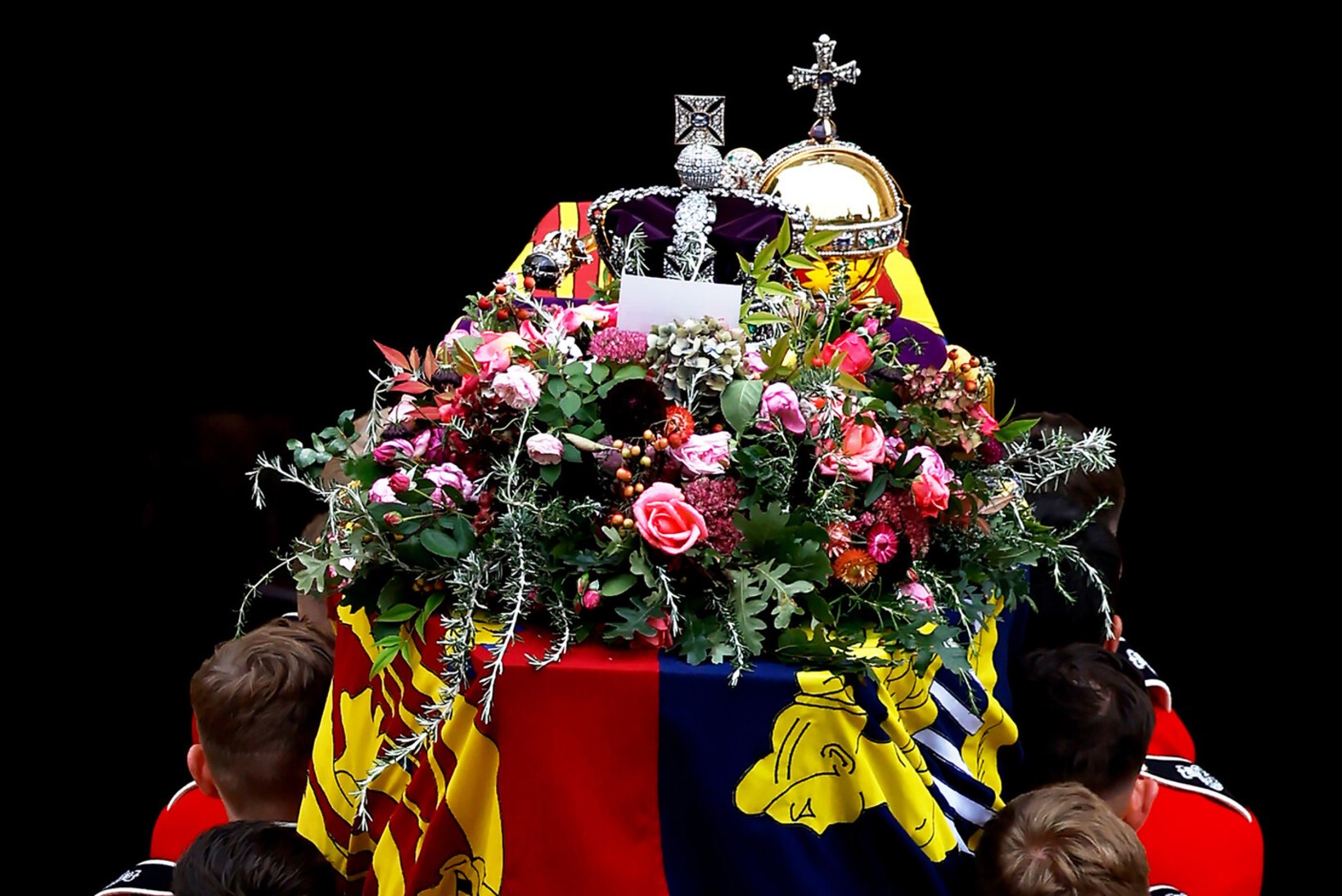 PALJASTUS: kuninganna kroon ja kroonijuveelid olid kirstu külge kruvitud, et ei korduks tema vanaisa matuste pahaendeline fopaa