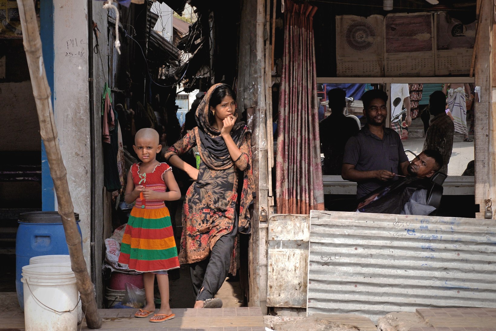 ÕHTULEHT BANGLADESHIS | „VAESTEL POLE UNISTUSI.“ Elu megalinna slummis: üleujutatud põrand, tulekeeled koduukse taga ja lootusekiir
